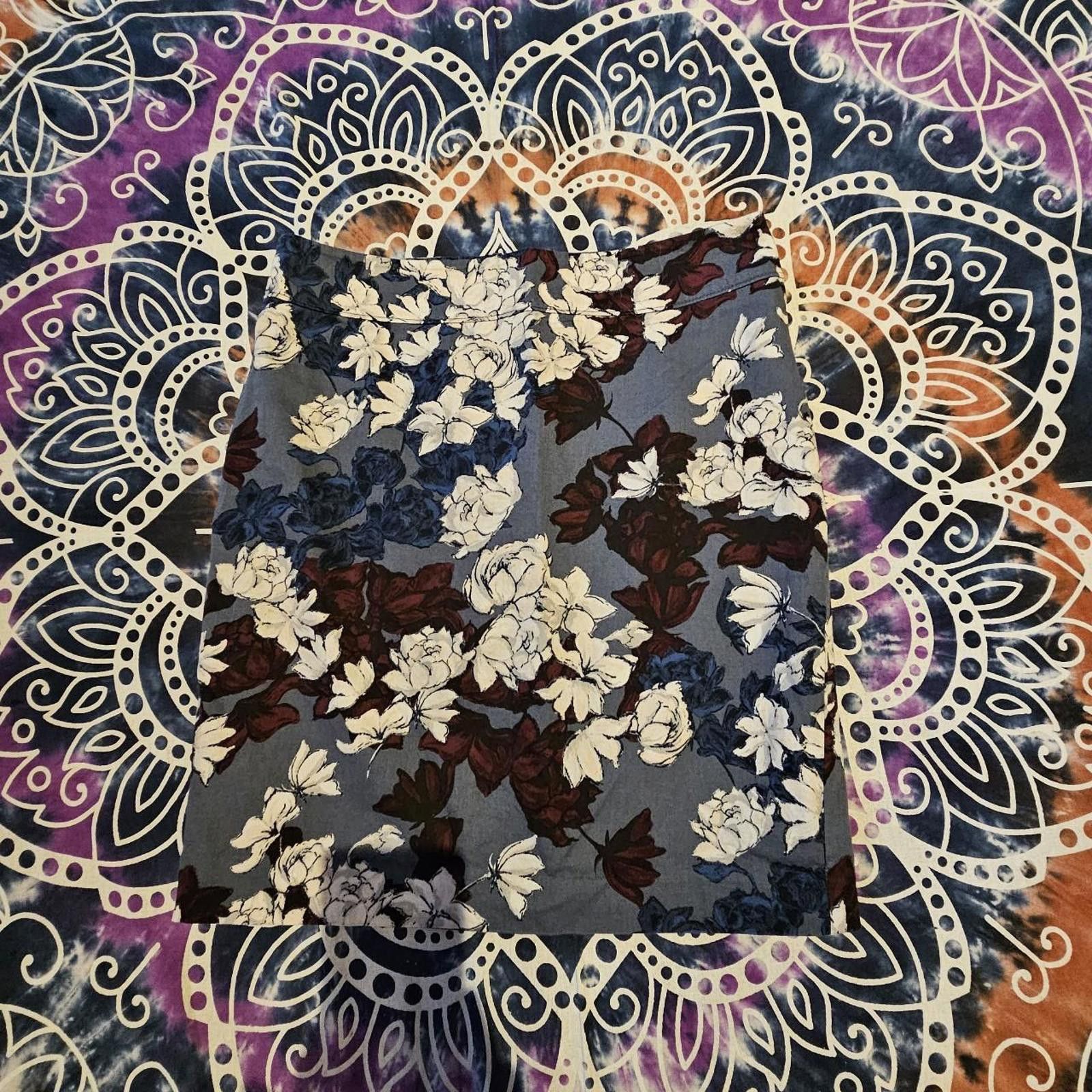 Ann Taylor Ann Taylor Women's Burgundy and Navy Floral Skirt Size 27" / US 4 / IT 40 - 1 Thumbnail