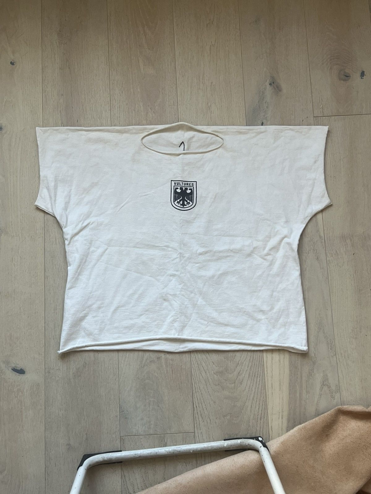 Yeezy Yeezy vultures small t shirt white size 1 Size US S / EU 44-46 / 1 - 2 Thumbnail