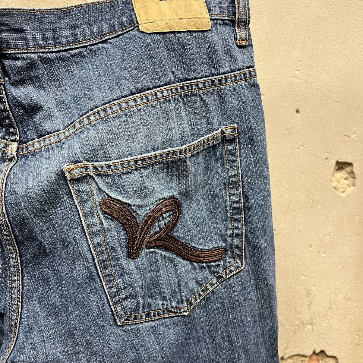 Vintage Rocawear Dark Wash Embroidered Baggy Y2K R Logo Jeans 42 90s Size US 40 / EU 56 - 2 Thumbnail