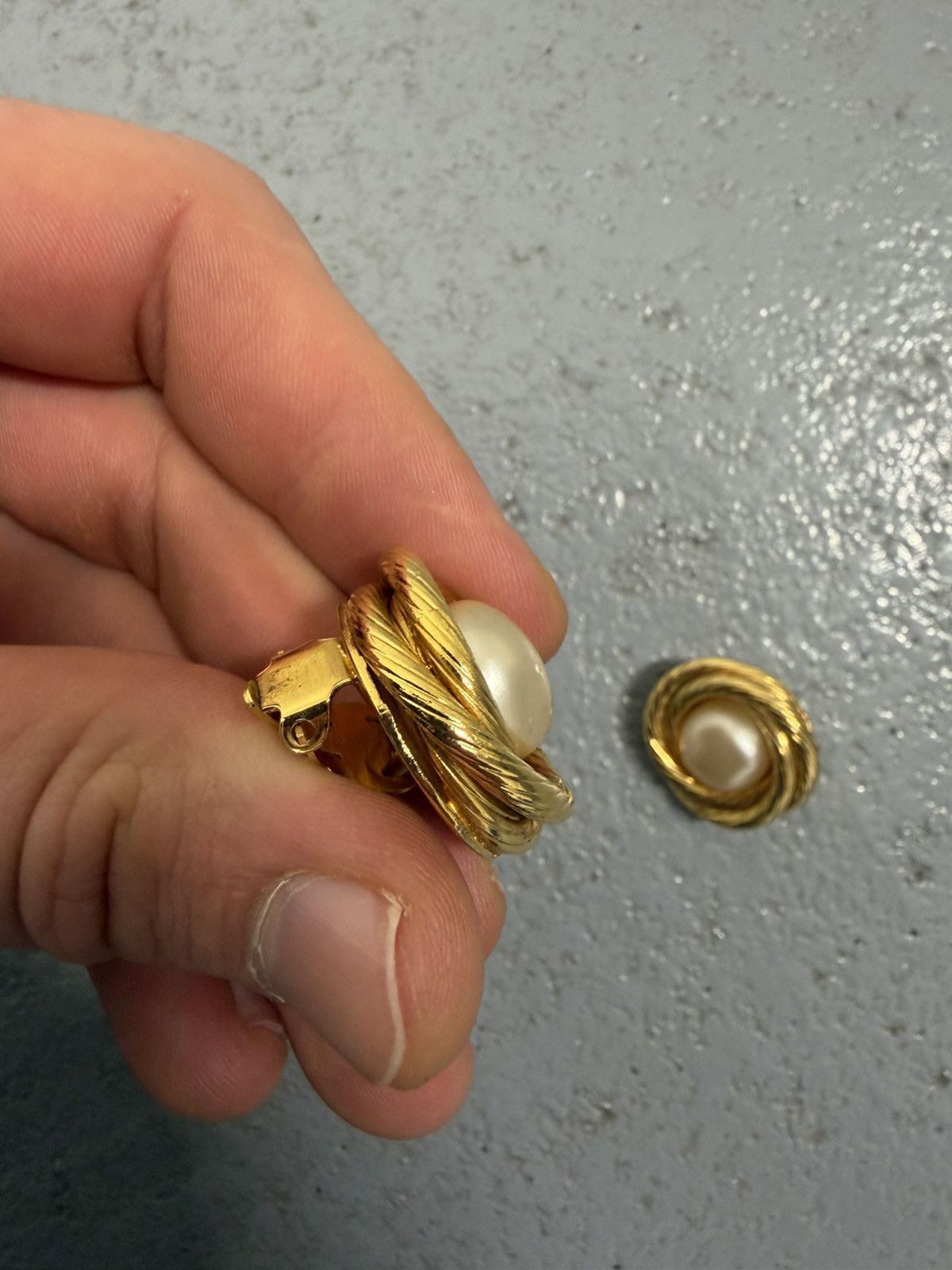 Chanel Vibtage Chanel Pearl Gold Plated Earrings Size ONE SIZE - 5 Thumbnail
