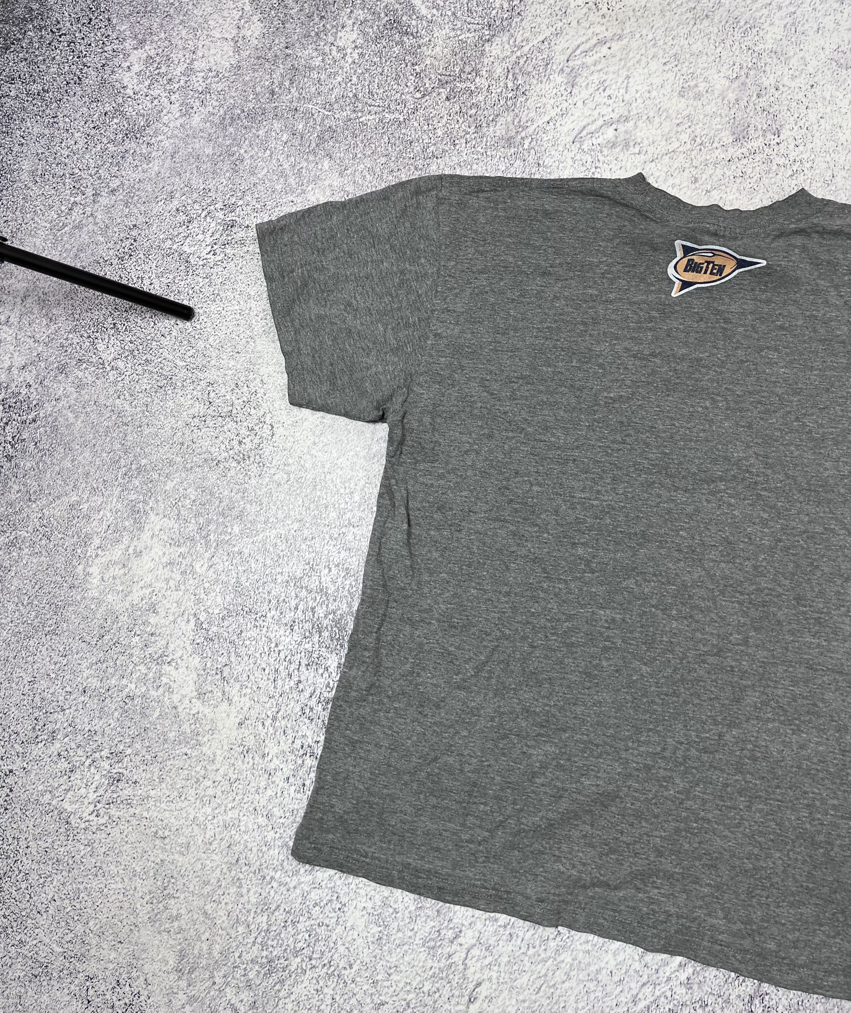 Nike × Vintage Vintage men’s T-shirt Nike Team sport ILLINOIS FOOTBALL Size US XL / EU 56 / 4 - 20 Thumbnail