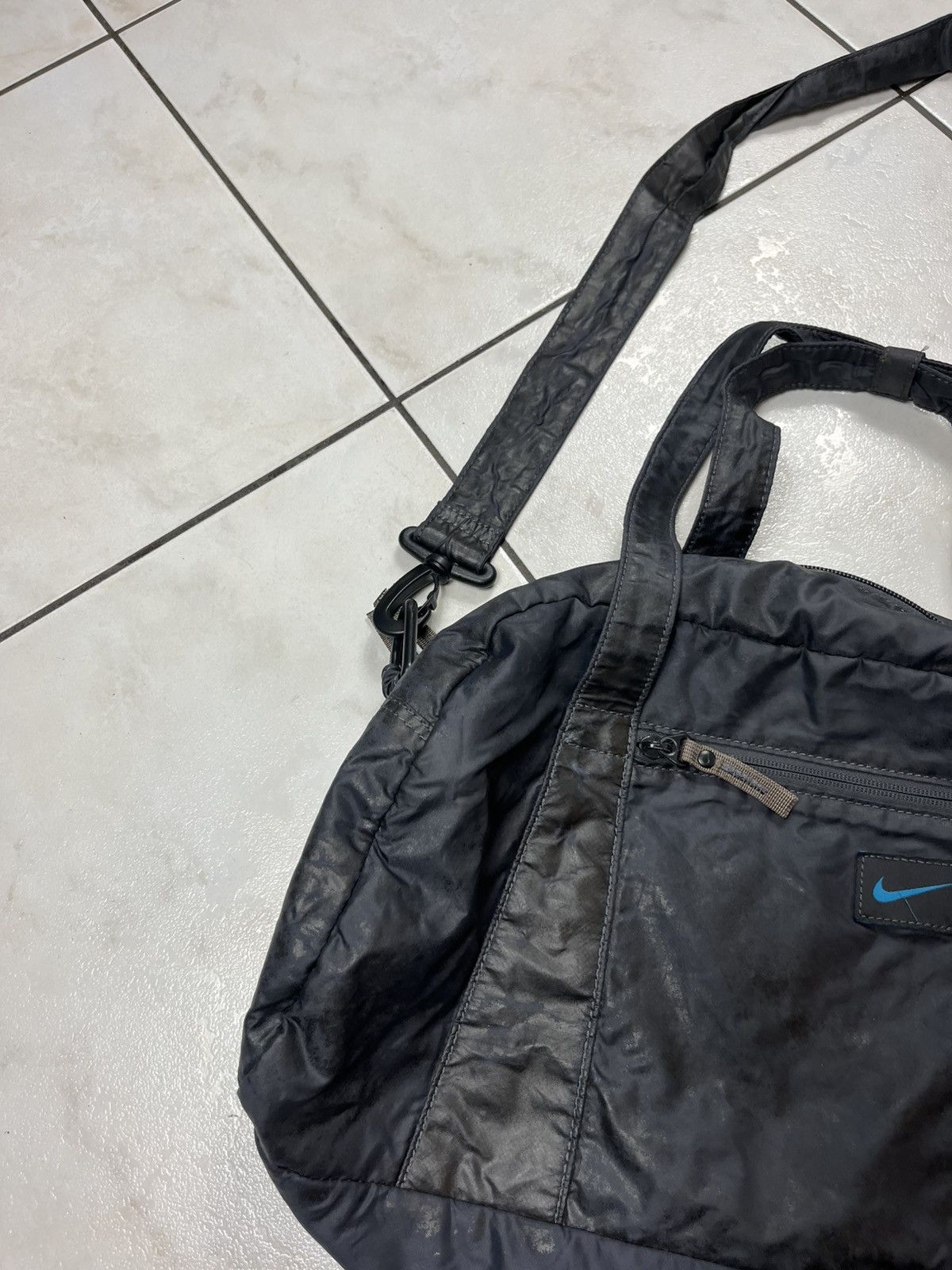 Nike × Vintage Vintage Nike y2k sport gym bag small travel crossbody swoosh Size ONE SIZE - 5 Thumbnail