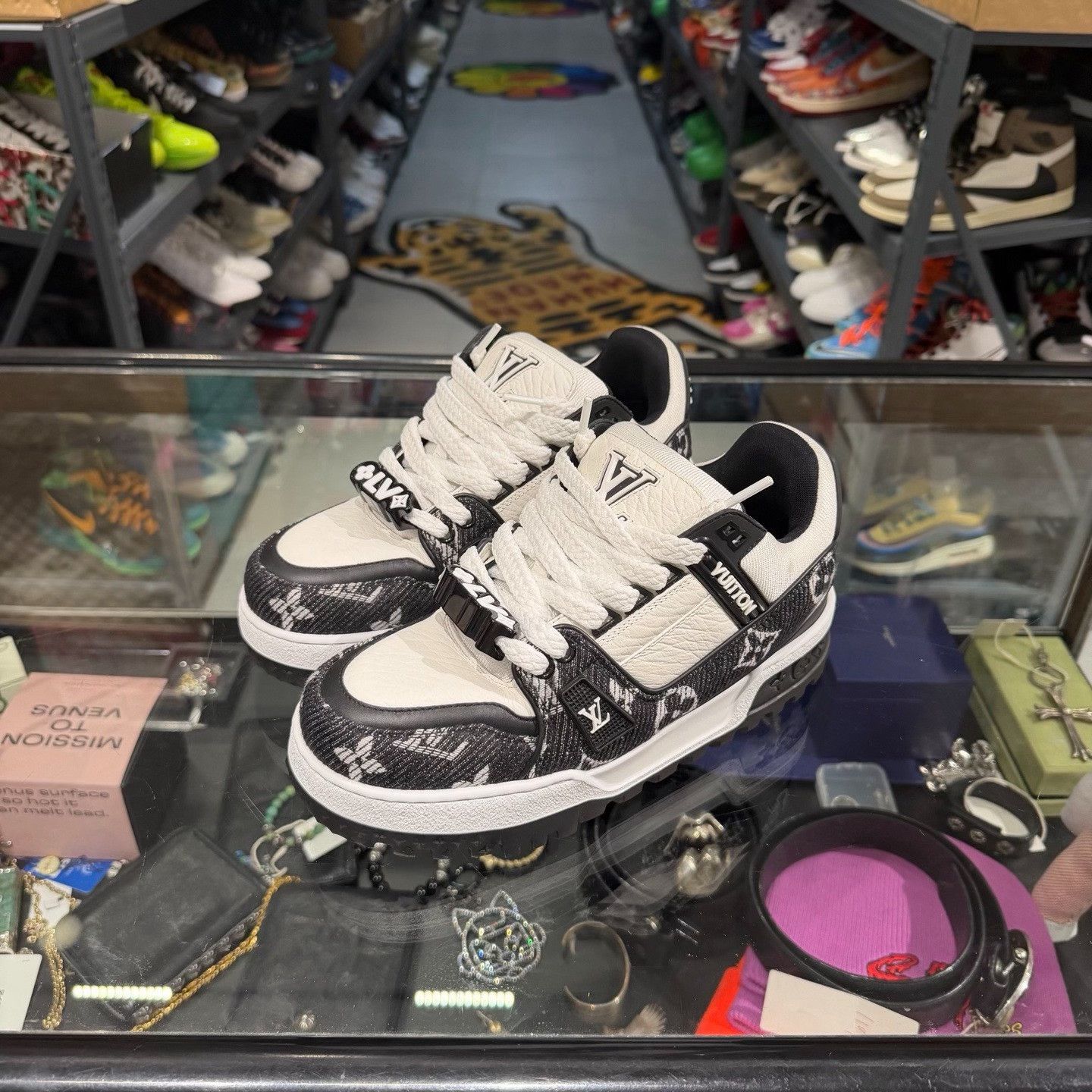 Louis Vuitton Louis Vuitton Black Lowtop Sneakers us_7-5 Women Size US 7.5 / IT 37.5 - 1 Thumbnail