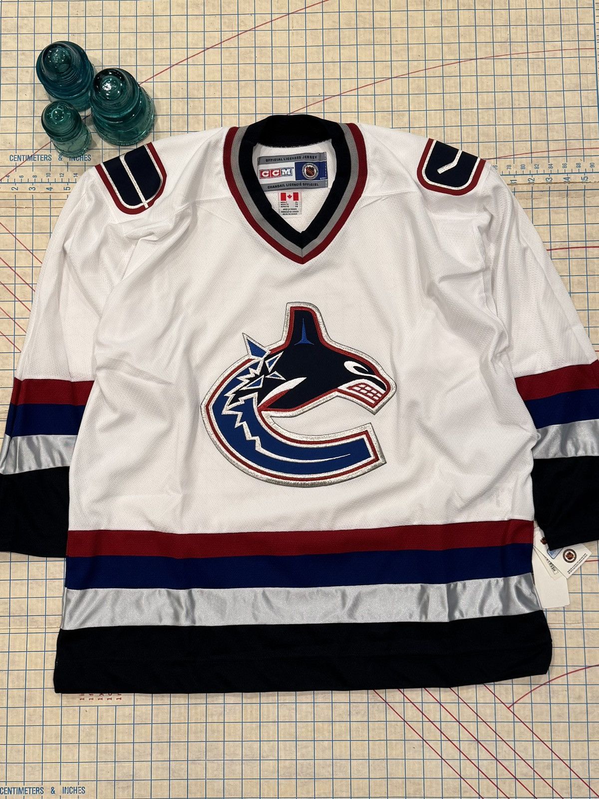 Ccm NWT CCM Vancouver Canucks Orca Logo Jersey White Size XL Men Size US XL / EU 56 / 4 - 1 Thumbnail