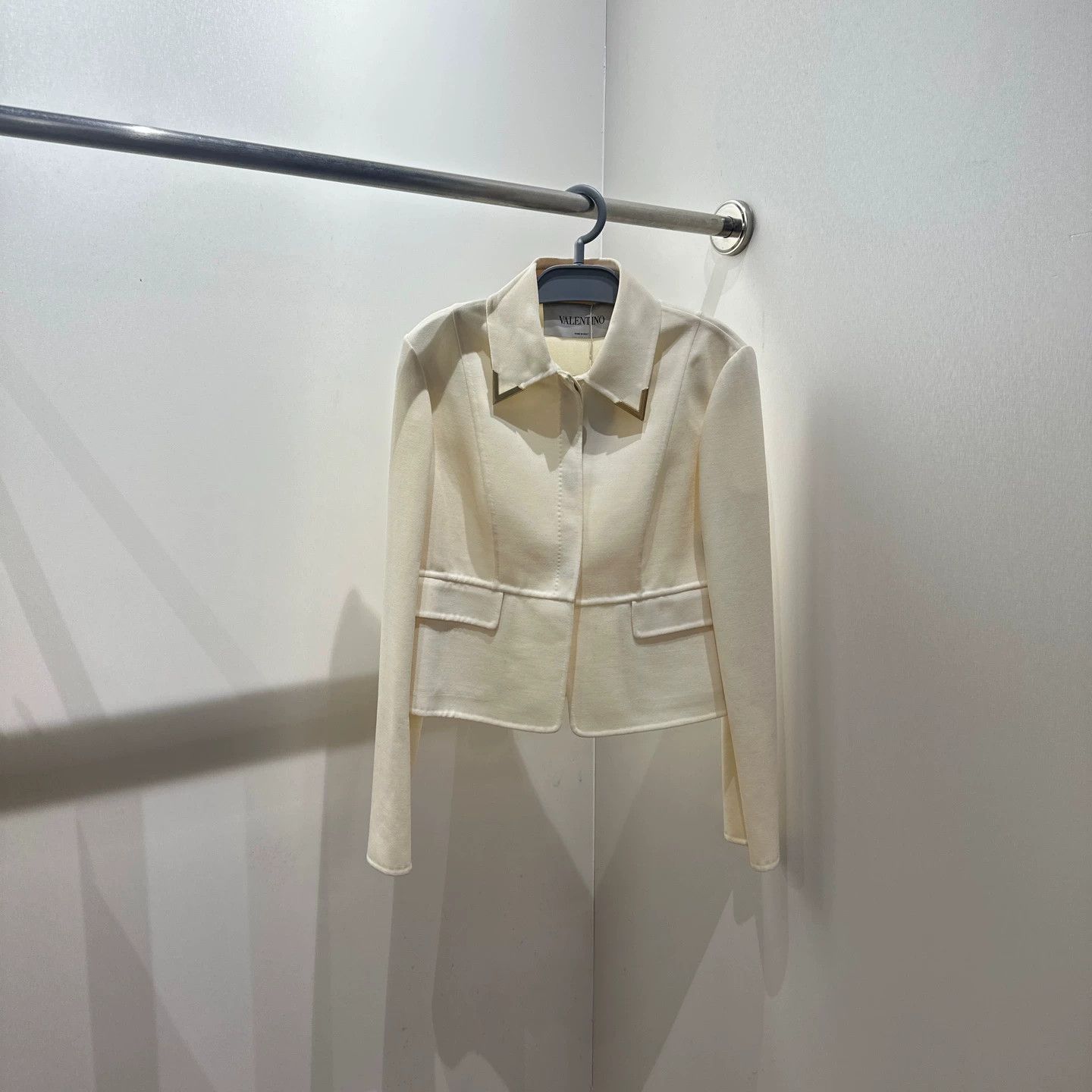 Valentino Valentino apr292 V Logo Cream Wool Jacket 42 Size M / US 6-8 / IT 42-44 - 1 Thumbnail