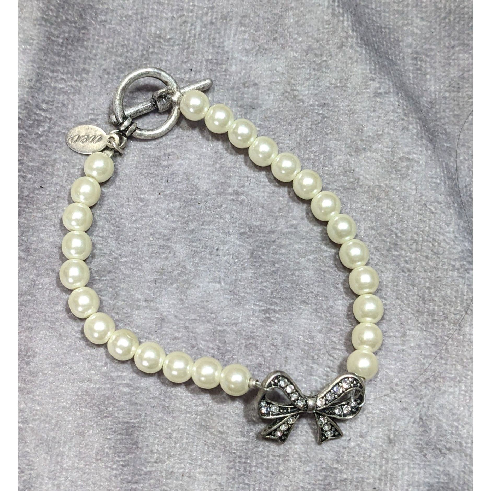American Eagle Outfitters AEO Y2K Coquette Faux Pearl Bracelet With Rhinestone Bow Cha Size ONE SIZE - 4 Thumbnail