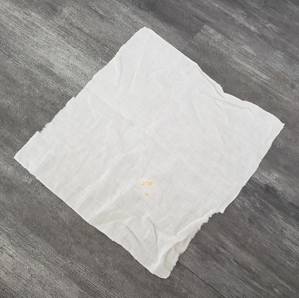Designer White Embroidered Floral Vintage Hankerchief Size ONE SIZE - 1 Thumbnail