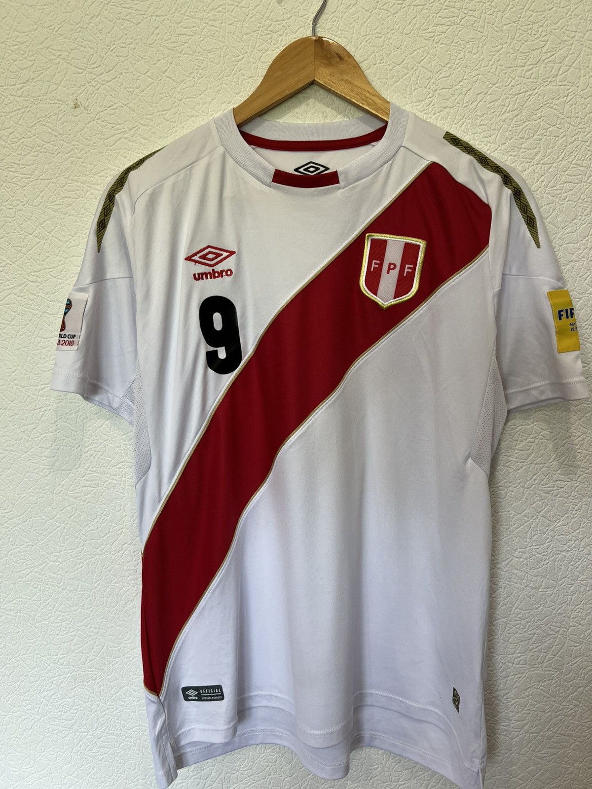 Umbro GUERRERO Peru Umbro 2018 Home Kit Soccer Jersey Football Size US M / EU 48-50 / 2 - 1 Thumbnail