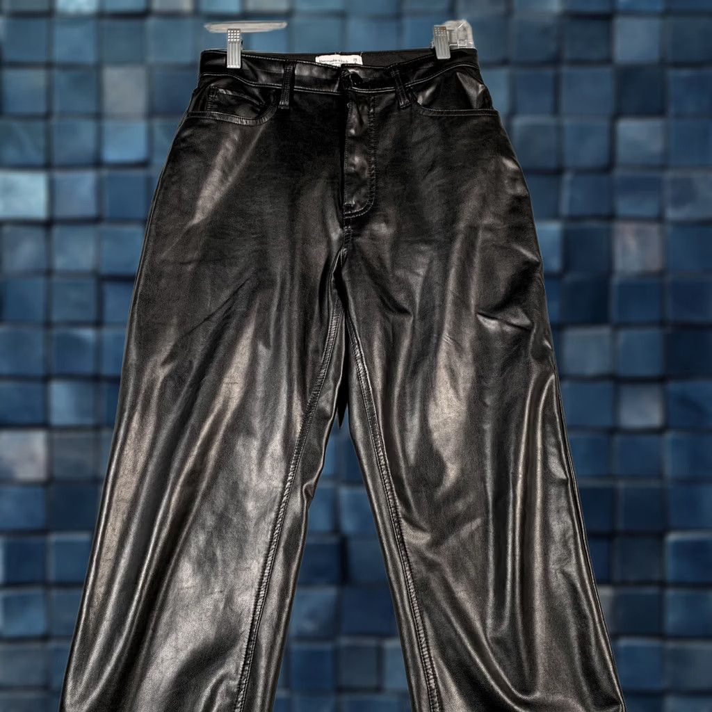 Abercrombie & Fitch VINTAGE Abercrombie & Fitch Pants Womens 6 Short Black Faux Leather Straight High Rise AnkLe 28 Inseam 28 Mens? Size 28" / US 6 / IT 42 - 1 Thumbnail