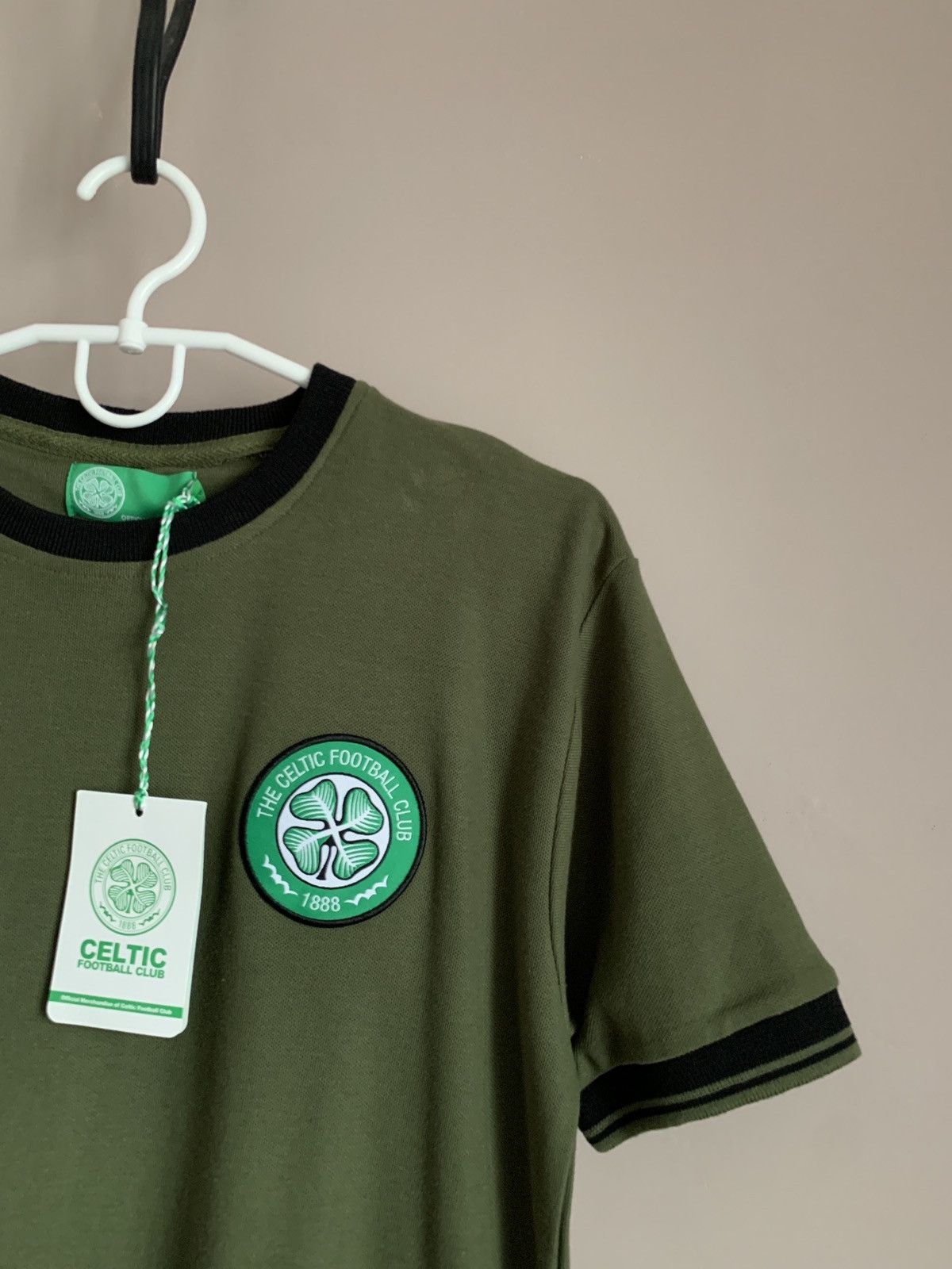 Other CELTIC GLASGOW FOOTBALL SOCCER FAN T SHIRT OFFICIAL Size US S / EU 44-46 / 1 - 3 Thumbnail