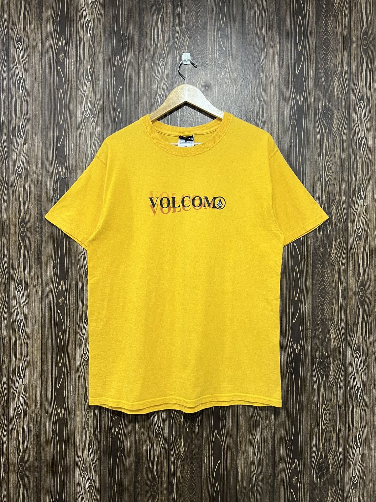 Vintage Volcom Skateboard Spellout Tshirt