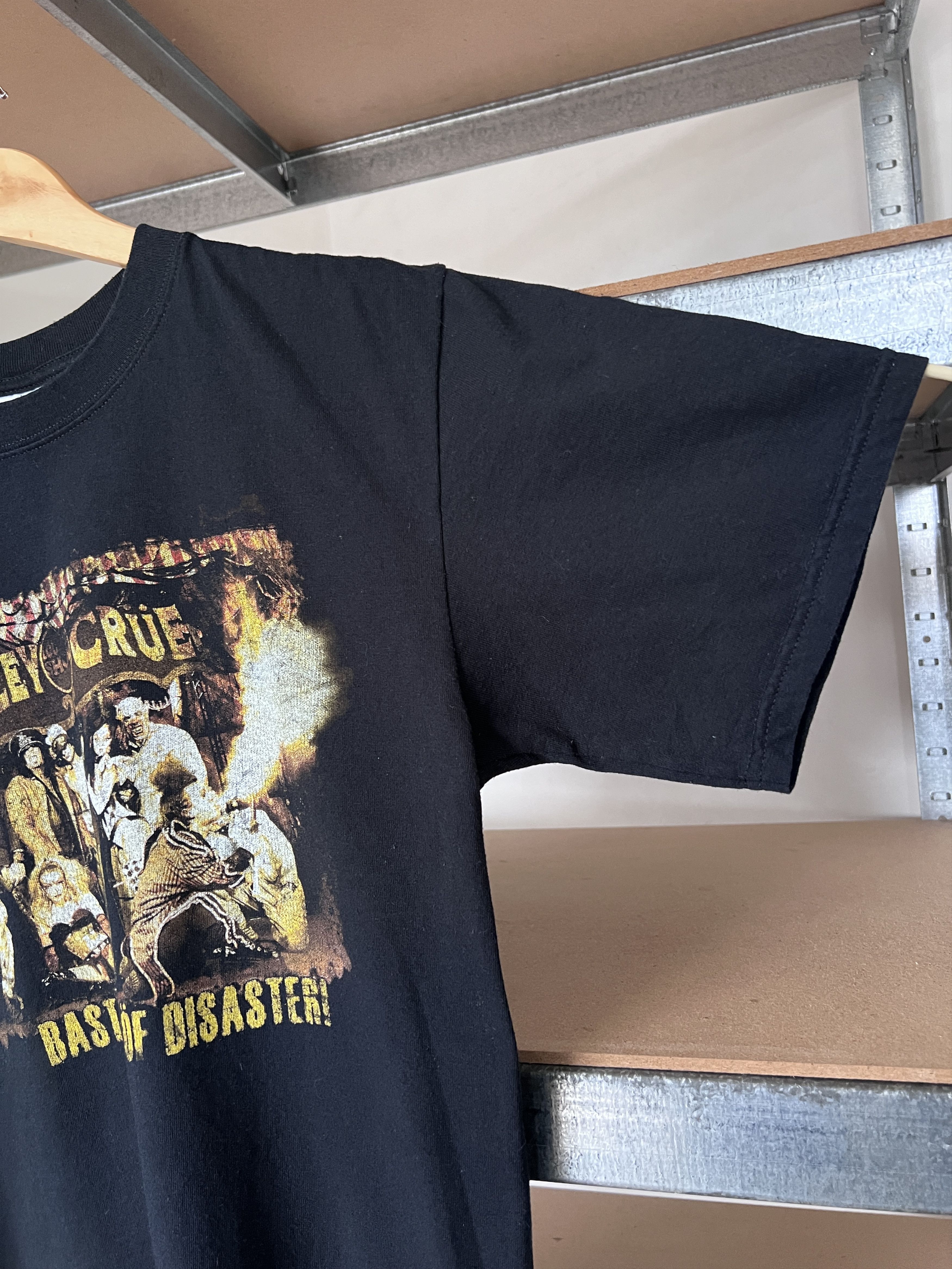 Band Tees Vintage 2005 Motley Crue Rock Band tour T-shirt Size US M / EU 48-50 / 2 - 7 Thumbnail