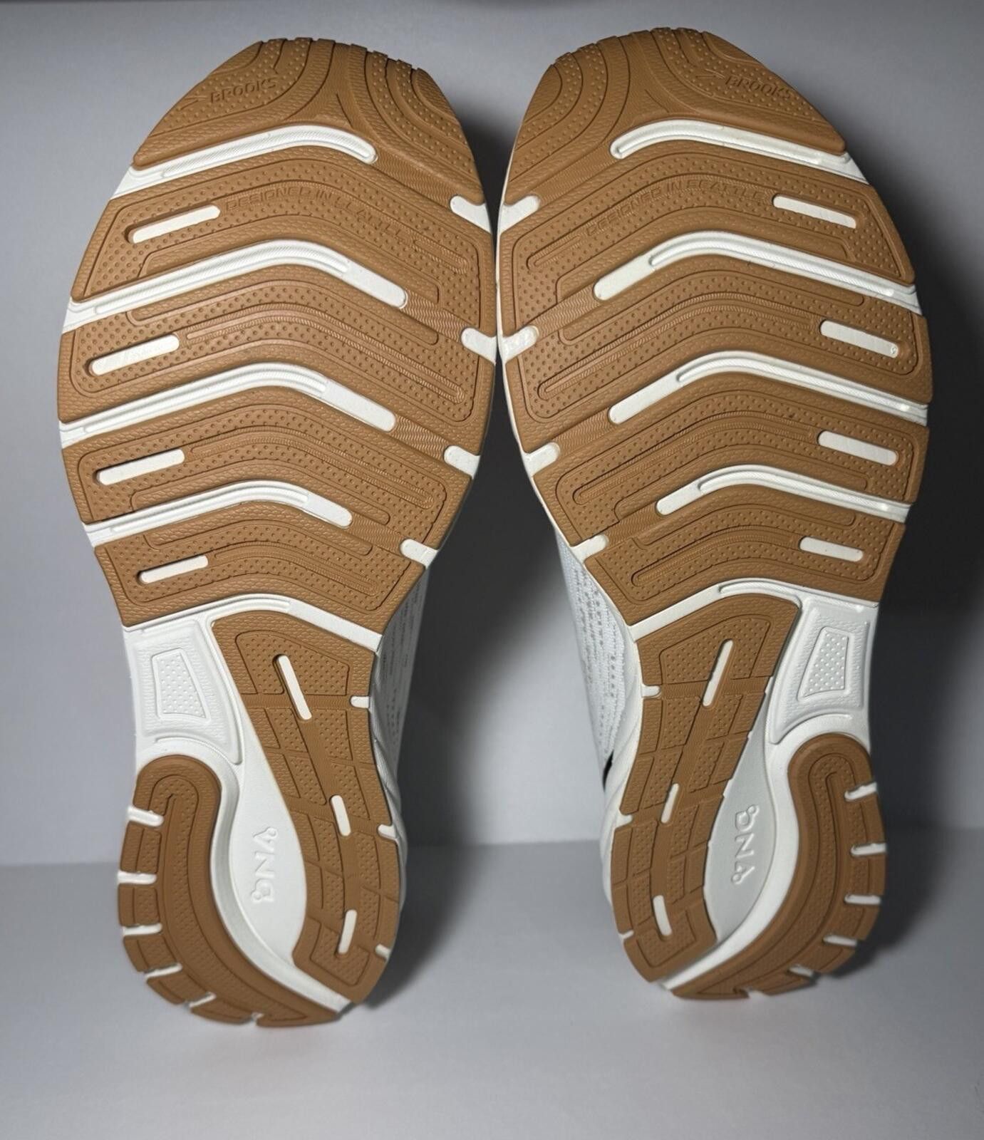 Brooks Brooks Anthem 7 Men's Sneaker White/ Black/ Tan Size 10.5 D Size US 10.5 / EU 43-44 - 5 Thumbnail