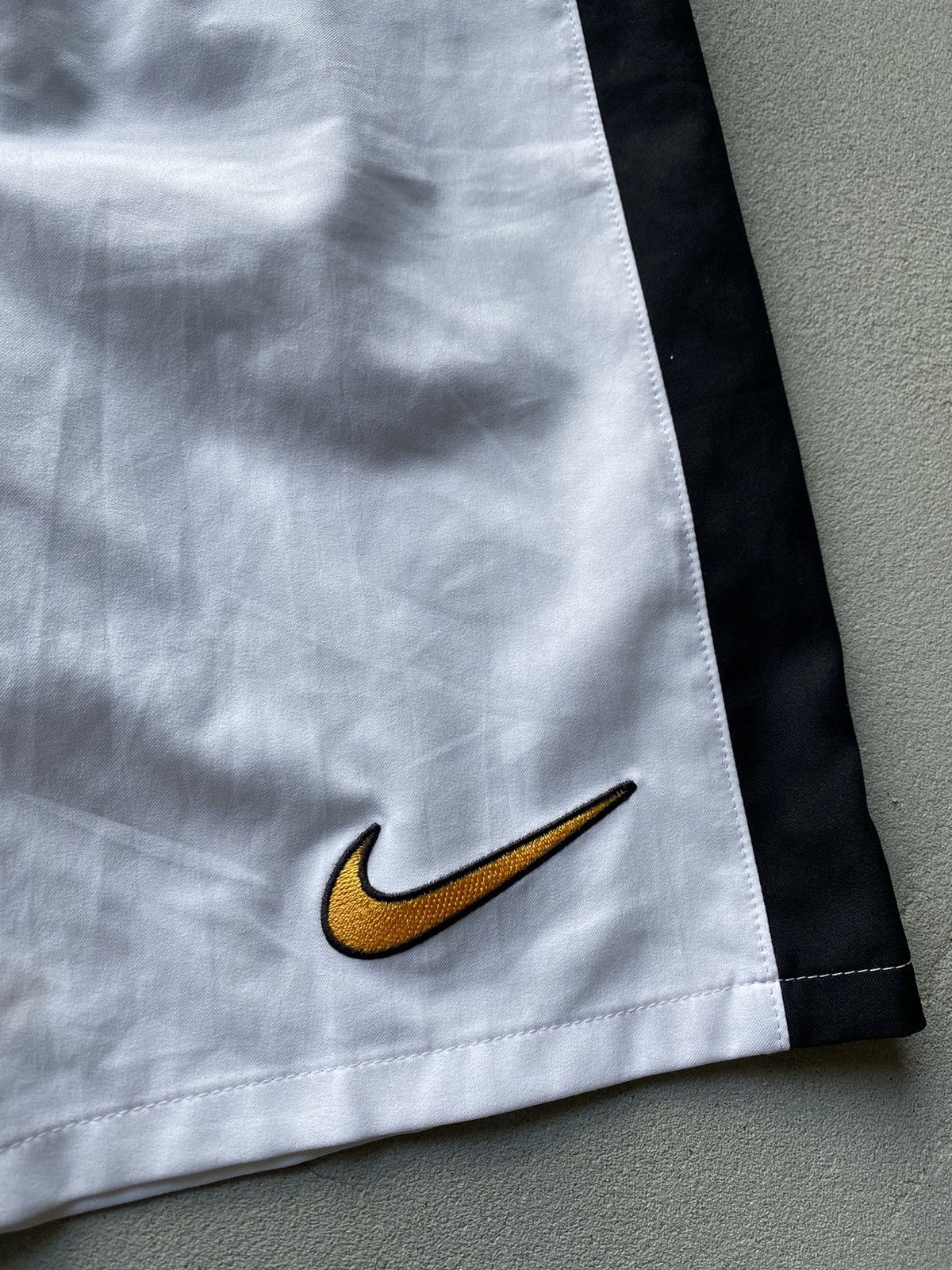 Nike Vintage Nike Juventus soccer shorts size -S Size US 30 / EU 46 - 5 Thumbnail