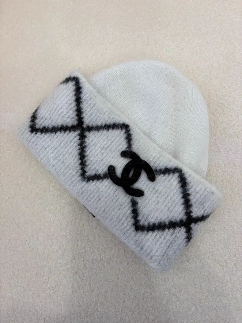Chanel Chanel White plaid hat Size ONE SIZE - 1 Thumbnail