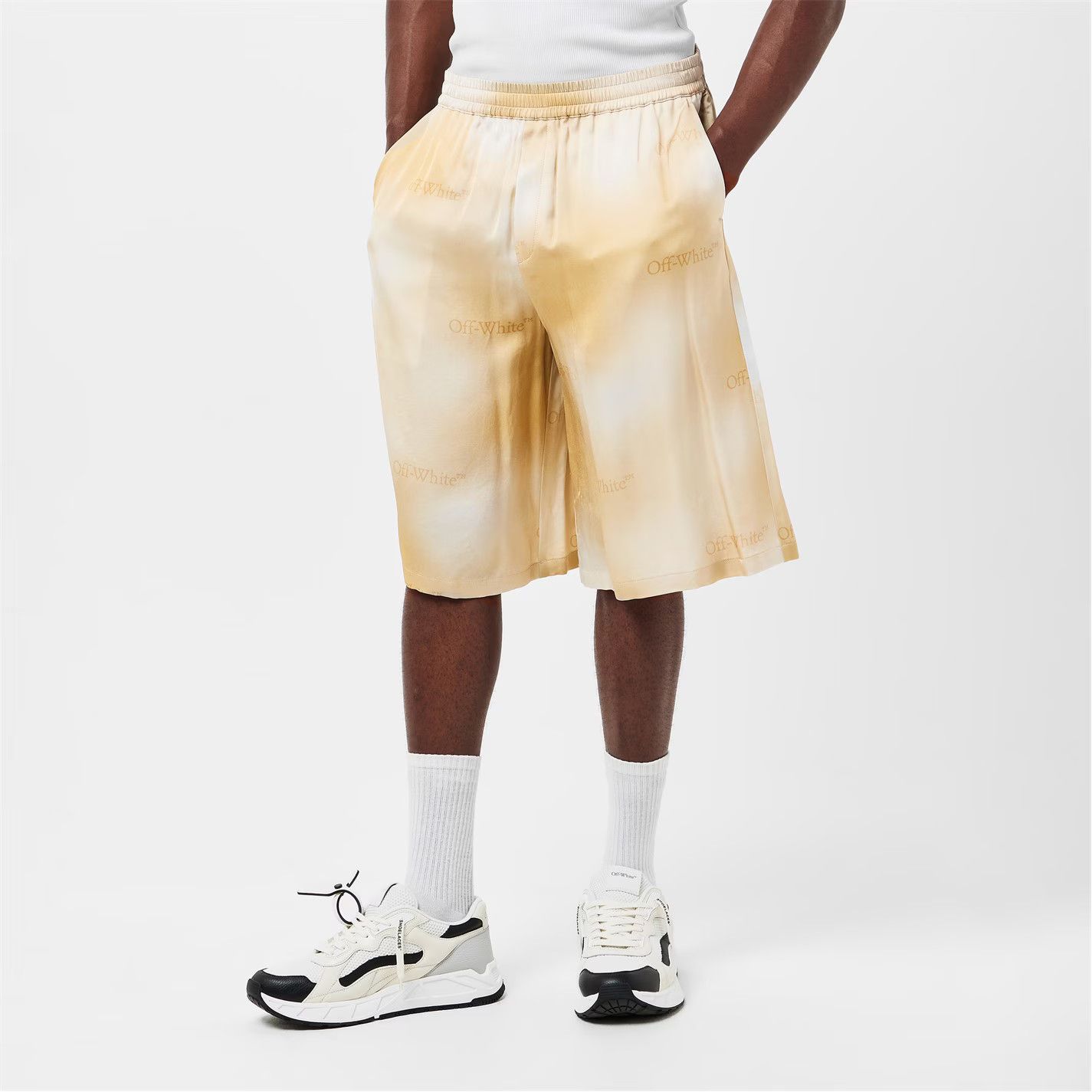 Off-White o1g2r1mq0226 Closed Cuff Fleece Shorts In Beige/White Size US 32 / EU 48 - 4 Thumbnail