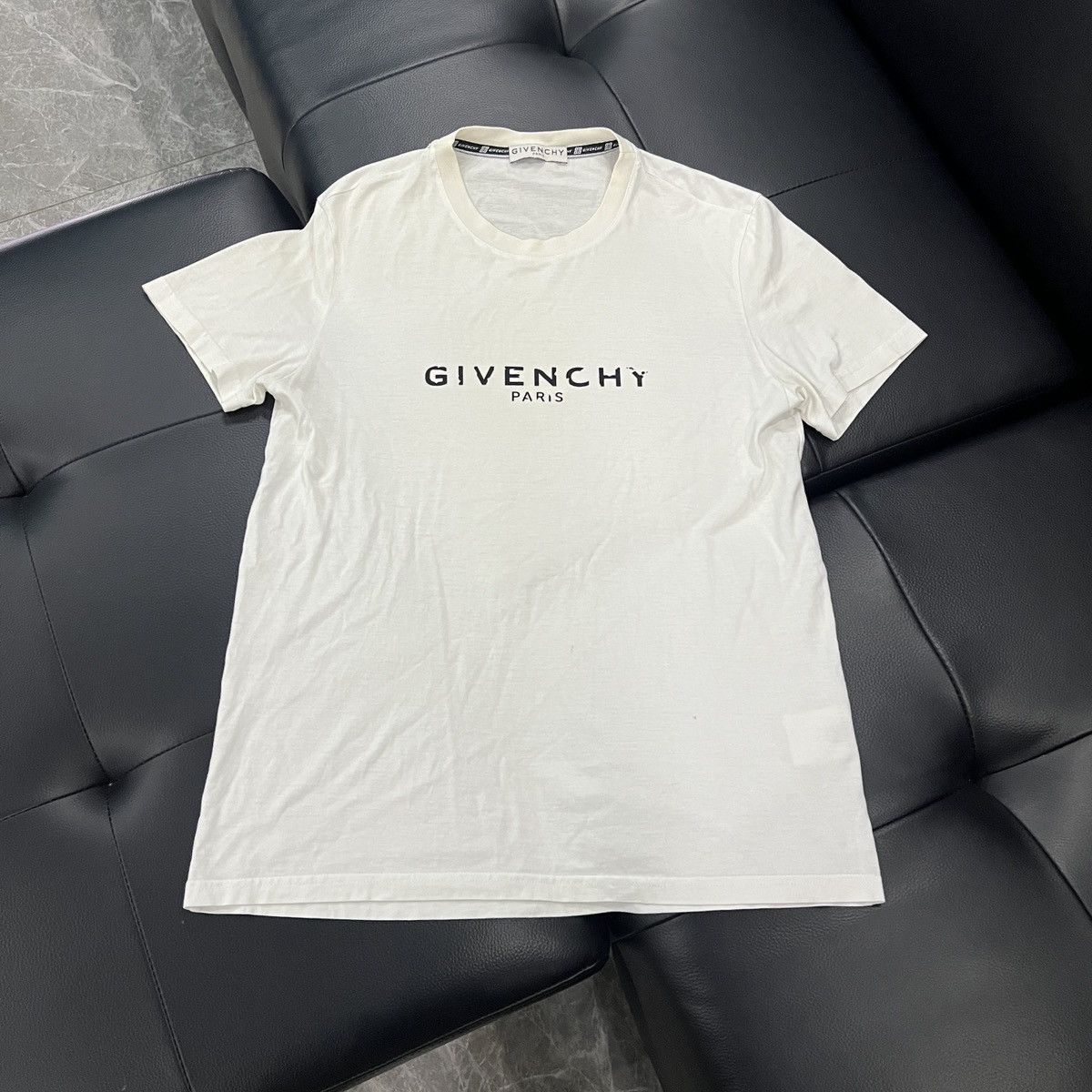 Givenchy Givenchy Distressed Logo T-Shirt Size US S / EU 44-46 / 1 - 1 Thumbnail