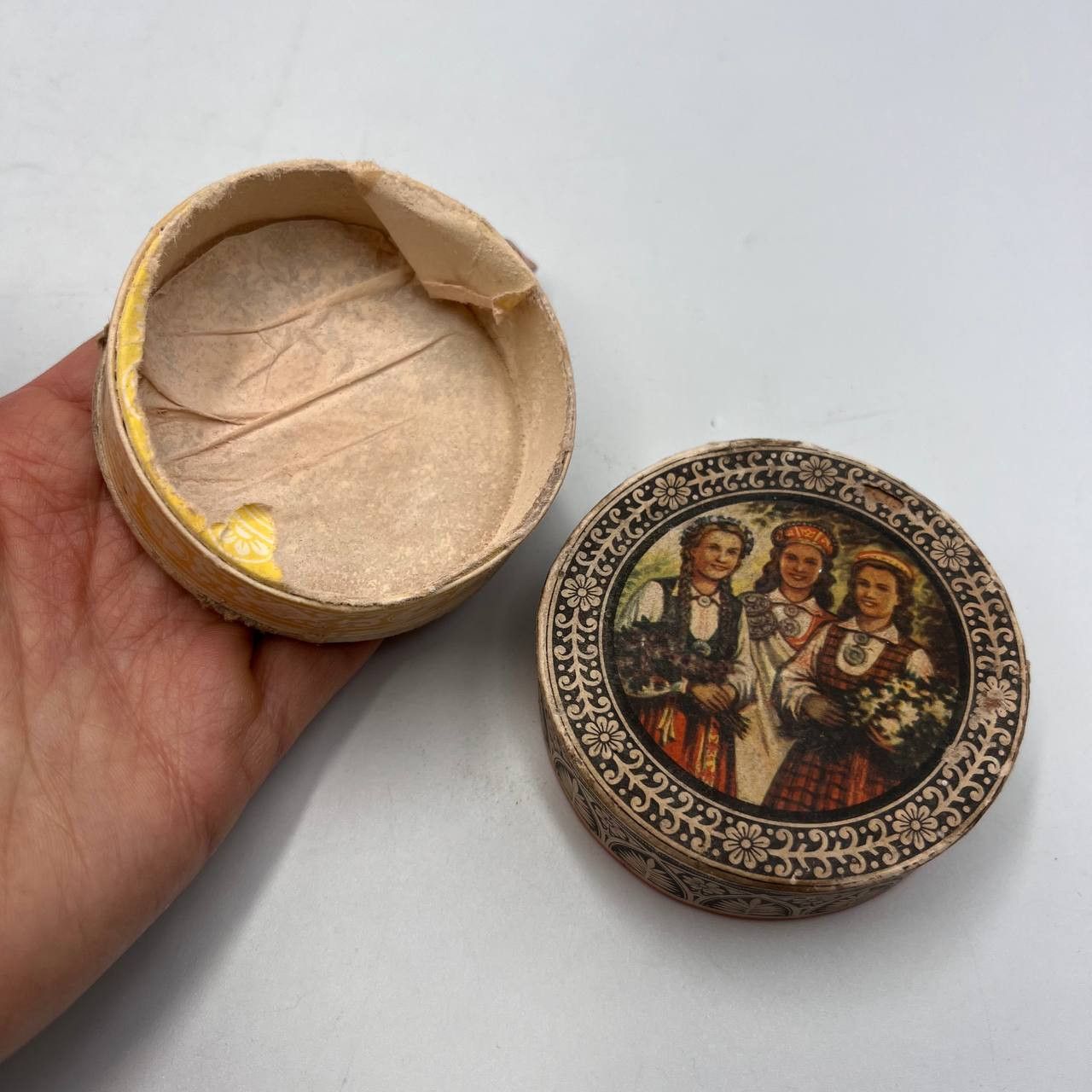 Vintage 1960's DZINTARS RIGA Vintage Compact Face Puff Powder Box Size ONE SIZE - 4 Thumbnail