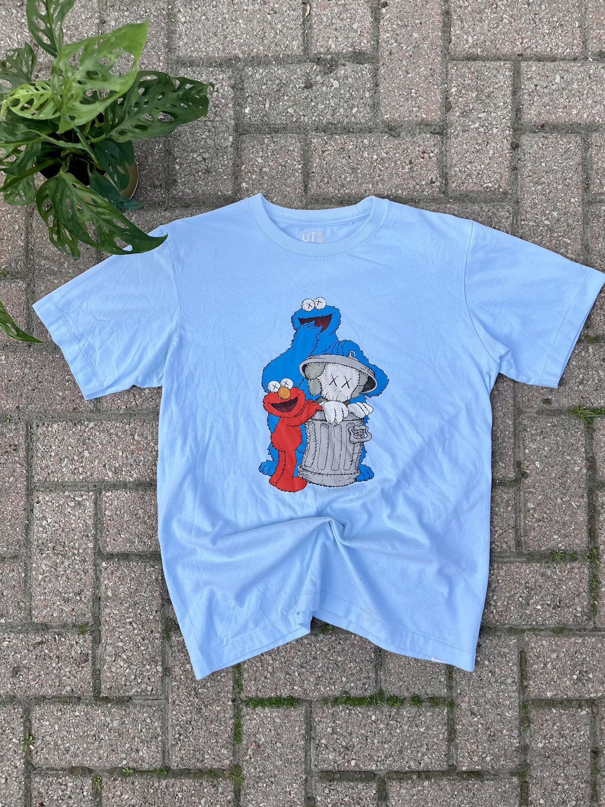 Kaws × Uniqlo Kaws Sesame Street Uniqlo designer t shirt Size US M / EU 48-50 / 2 - 1 Thumbnail