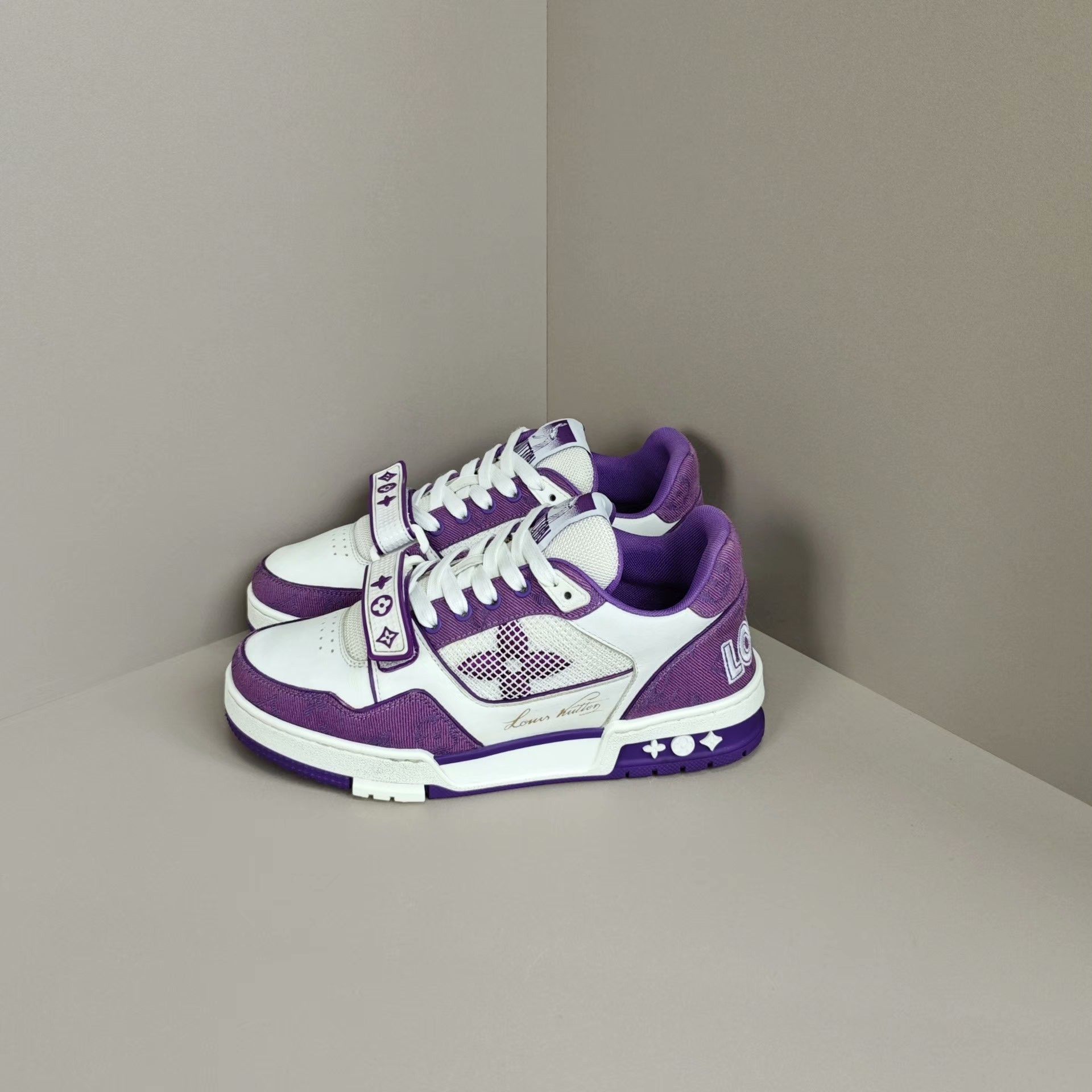 Louis Vuitton Louis Vuitton Training White Lowtop Sneakers us_7 Women Size US 7 / IT 37 - 1 Thumbnail