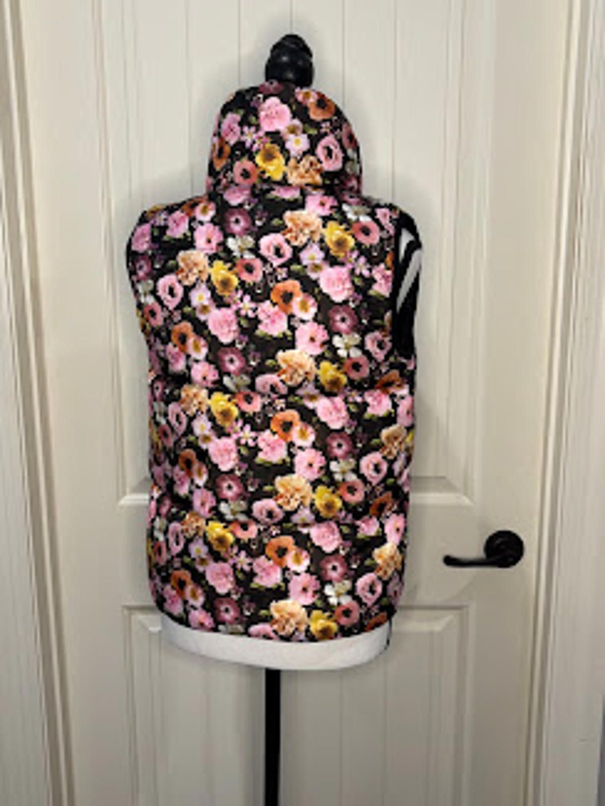 Other 10. Betsy Johnson Reversible Floral/Black Vest NWT Size XS Size XS / US 0-2 / IT 36-38 - 2 Thumbnail