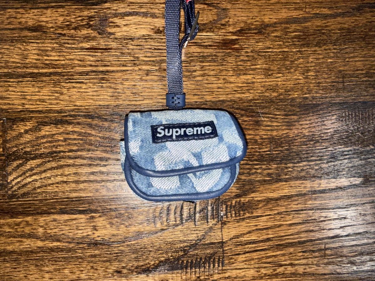 Supreme Supreme SS22 Fat Tip Jacquard Denim Airpod Pouch Blue Denim Size ONE SIZE - 1 Thumbnail