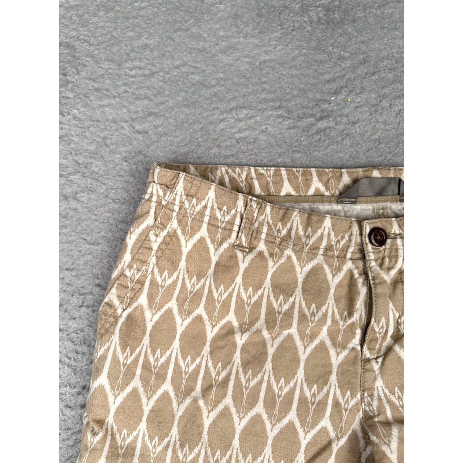 The North Face VINTAGE? No. Wait: The North Face Shorts Womens 8 Beige Geometric Chino Stretch Hiking Casual 30x5 Size 30" / US 8 / IT 44 - 4 Thumbnail