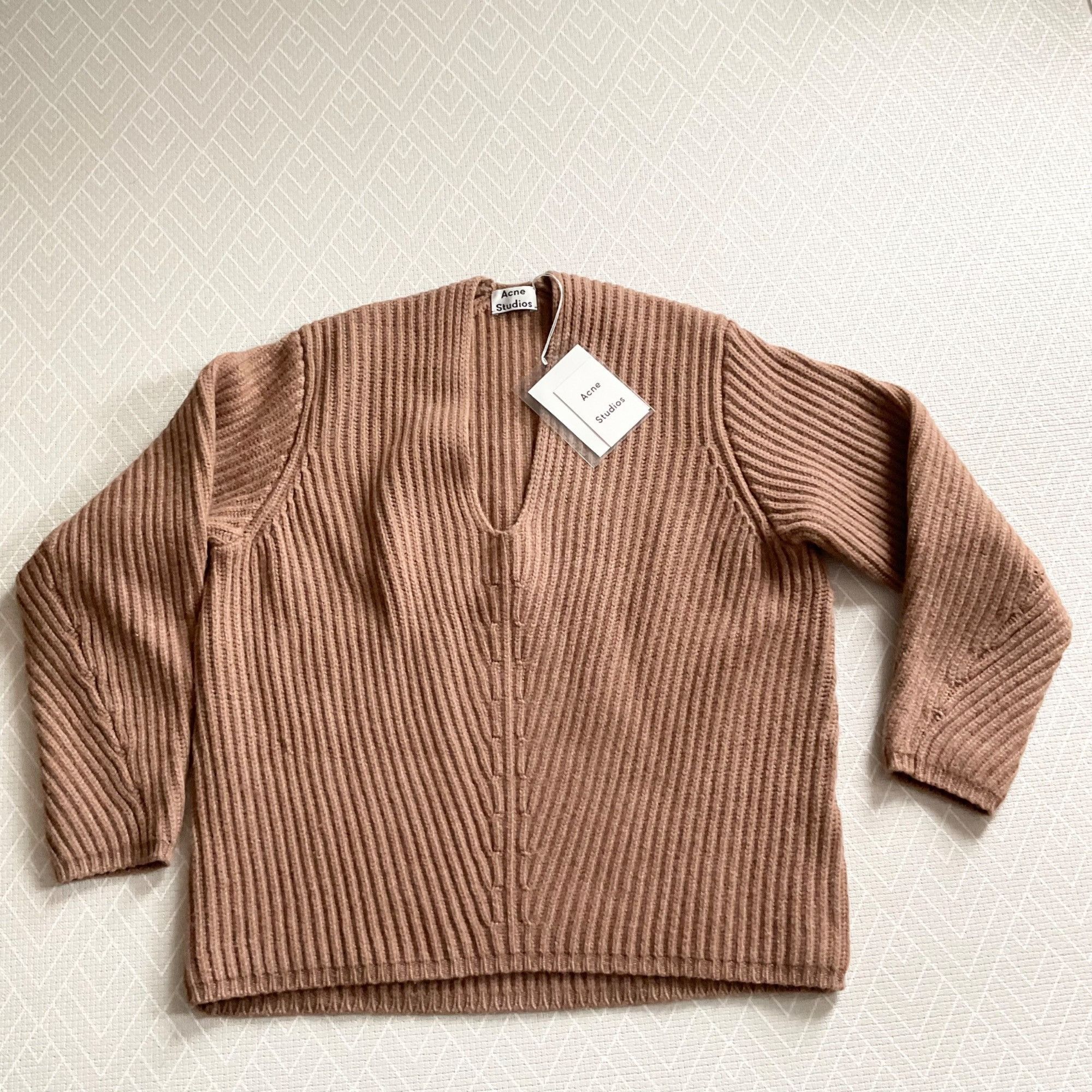 Acne Studios NWT Acne studios 100 wool camel brown sweater pullover v nec Size M / US 6-8 / IT 42-44 - 1 Thumbnail