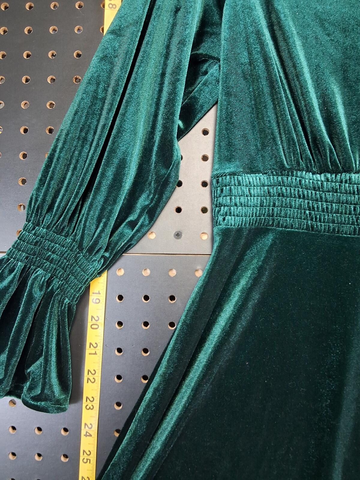 Other Green Velvet Dress with Smocked Waist & Flared Sleeve Large Size L / US 10 / IT 46 - 3 Thumbnail