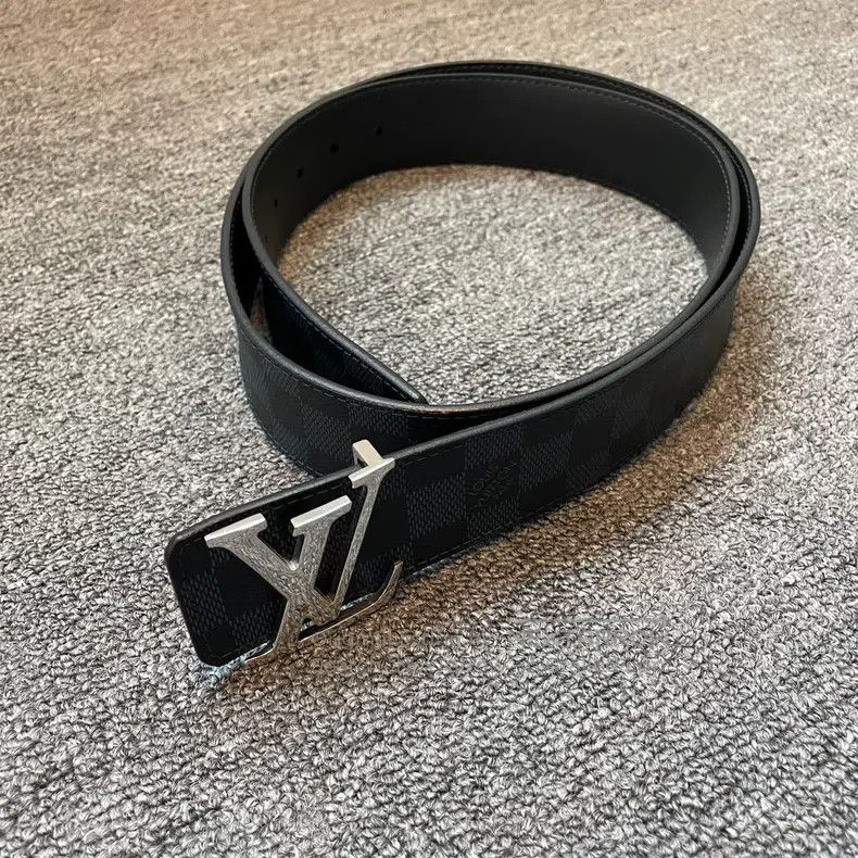 Louis Vuitton Louis Vuitton Initiales double smooth buckle calfskin leat Size ONE SIZE - 1 Thumbnail