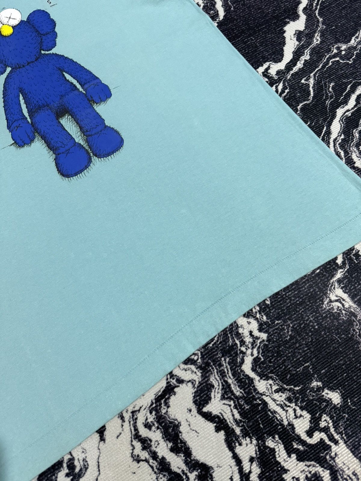Kaws Uniqlo x kaws t shirt Size US S / EU 44-46 / 1 - 7 Thumbnail