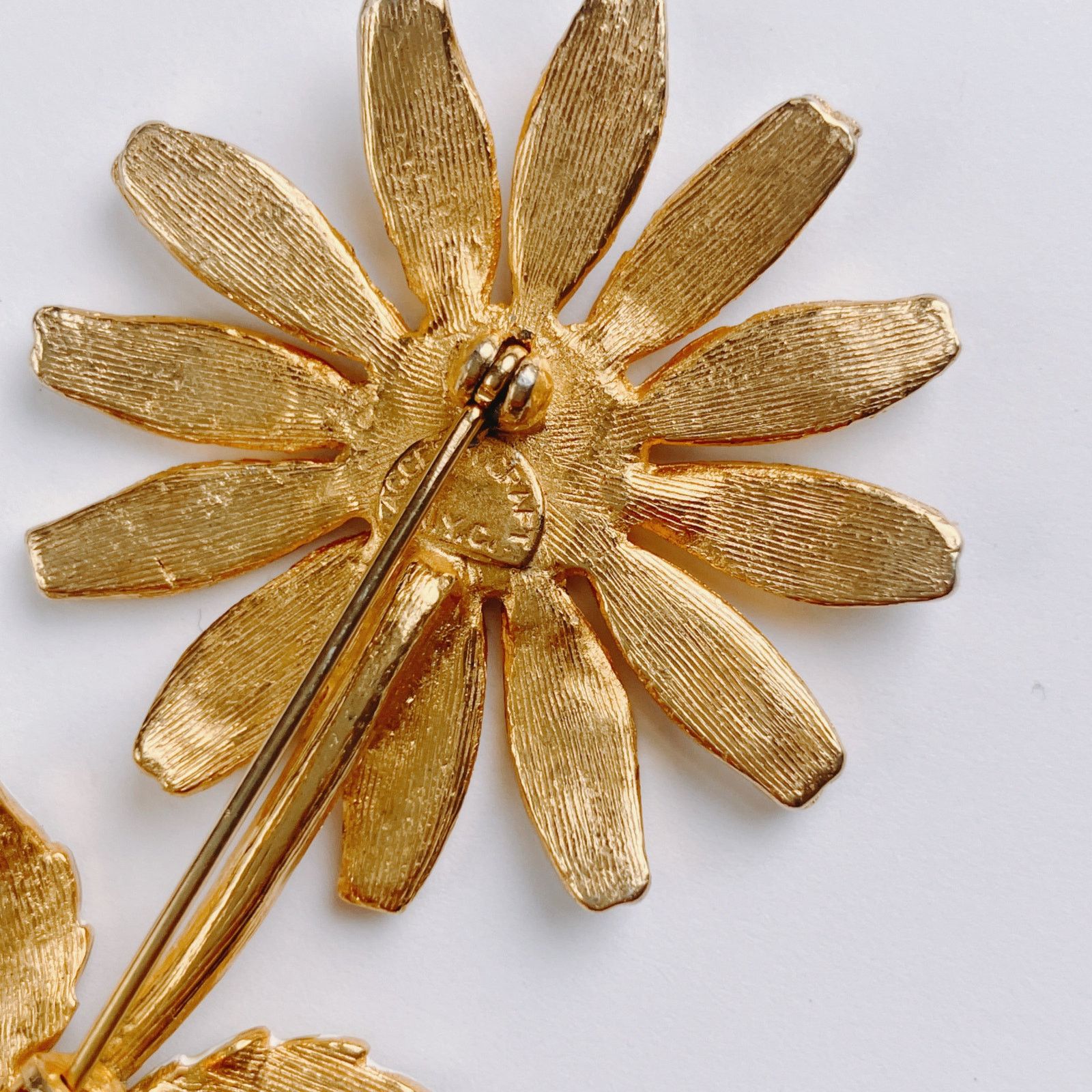 Vintage Vintage Signed Accessocraft NYC Enamel Daisy Flower Brooch Size ONE SIZE - 8 Thumbnail