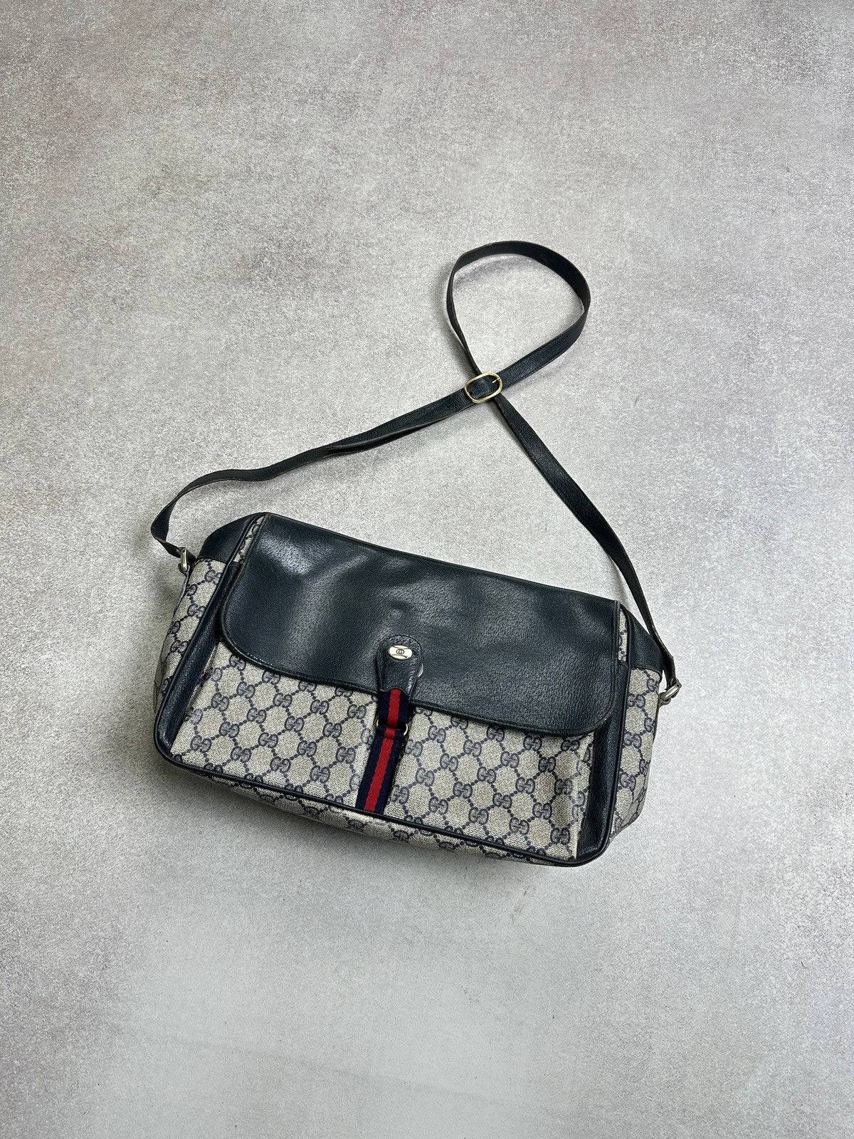 Gucci Vintage 80s Gucci GG Leather Crossbody Bag Very Rare Size ONE SIZE - 2 Thumbnail