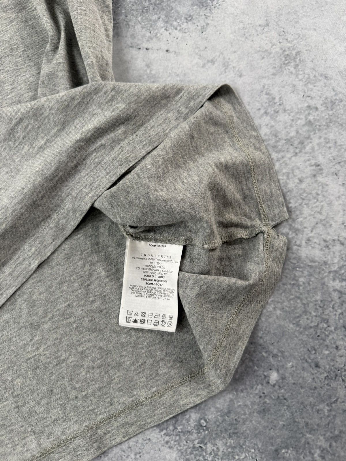 Moncler Moncler grey arm logo tee Size US XXL / EU 58 / 5 - 4 Thumbnail