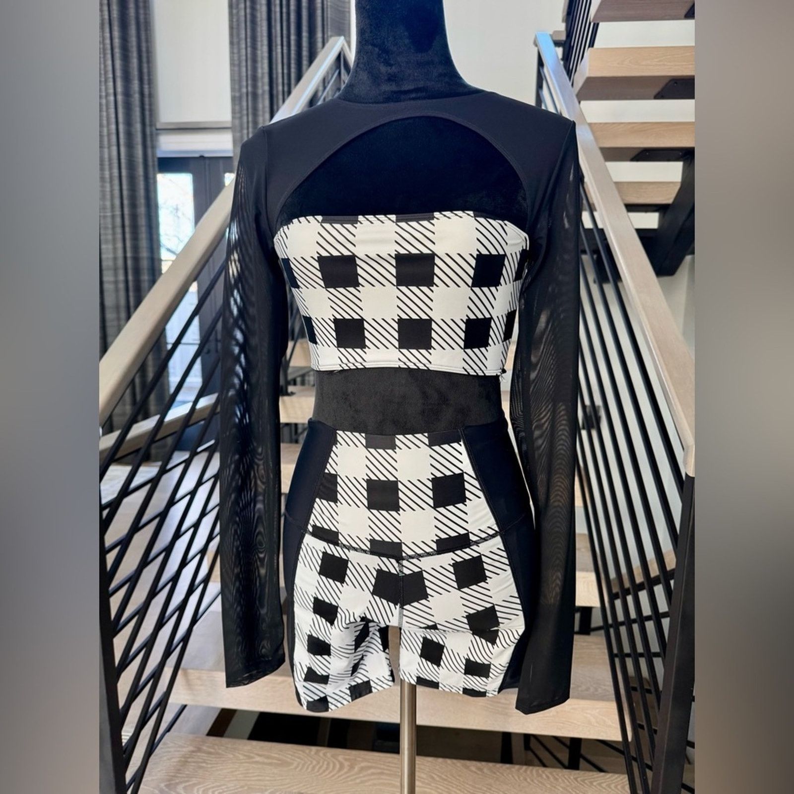 Other Stylish Black and White Checkered top with biker shorts XS Size 25" / US 0 / IT 36 - 1 Thumbnail