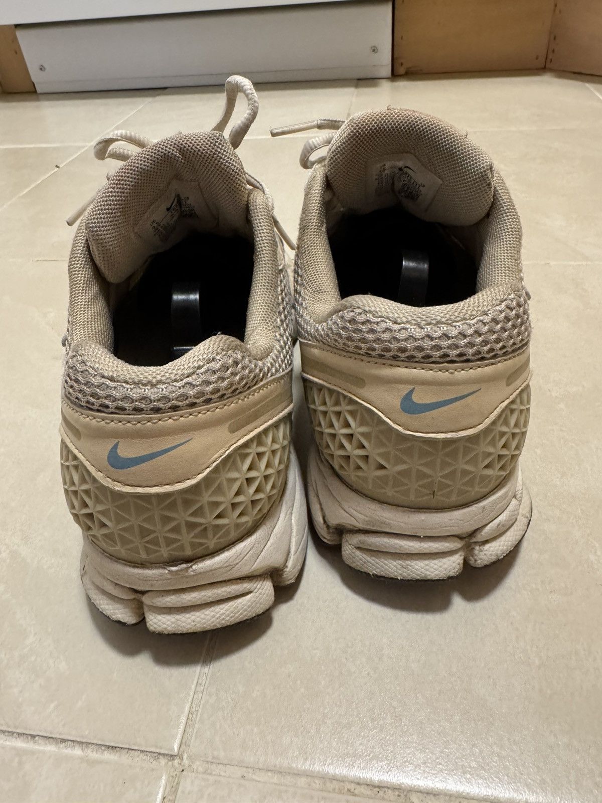 Nike Nike Zoom Vomero 5 Oatmeal Size 8 US Men / 9.5 US Women Size US 8 / EU 41 - 4 Thumbnail