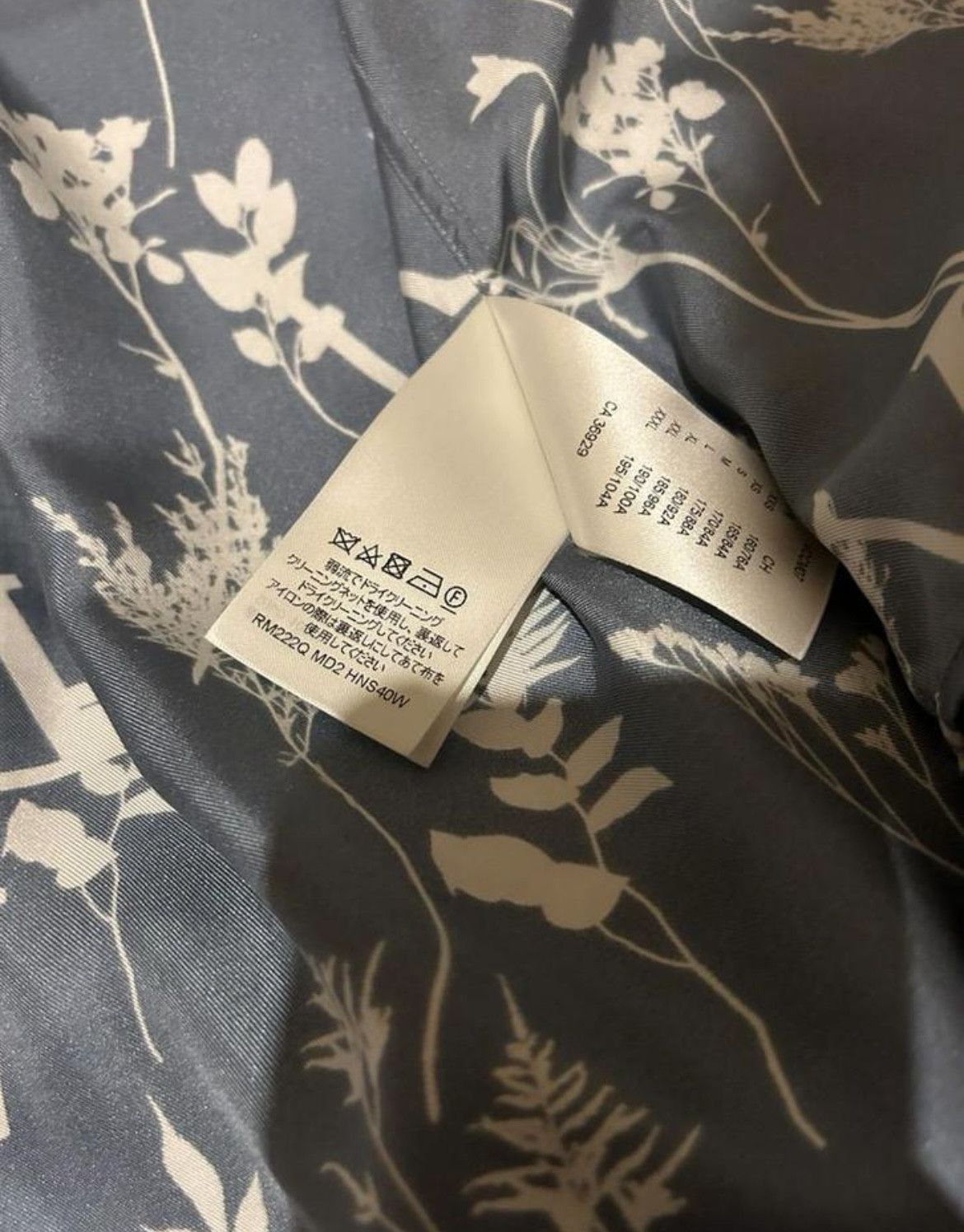 Louis Vuitton Louis vuitton silk shirt leaf size 44 Size US S / EU 44-46 / 1 - 6 Thumbnail