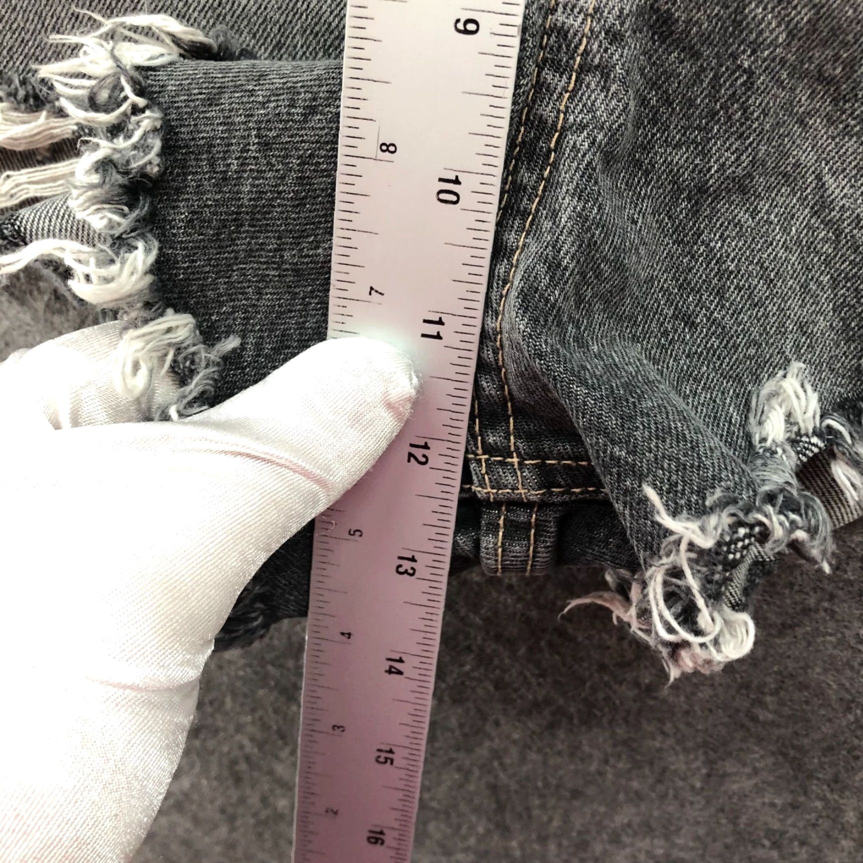 Zara VINTAGE Zara High Waisted Cutoff Denim Shorts Womens 4 Washed Black Frayed Button Fly Size 27" / US 4 / IT 40 - 6 Thumbnail