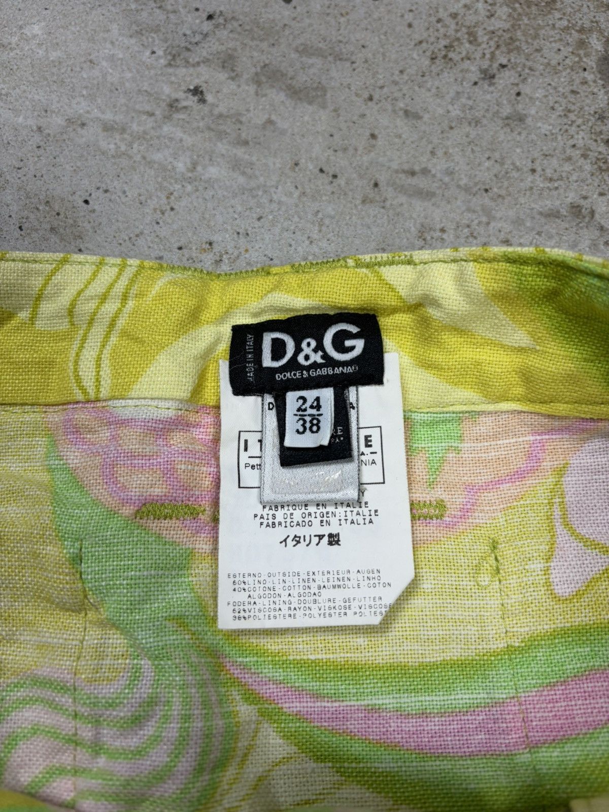 Dolce & Gabbana Vintage 2000s Dolce & Gabbana Linen Floral Print Mini Skirt Size 26" / US 2 / IT 38 - 5 Thumbnail