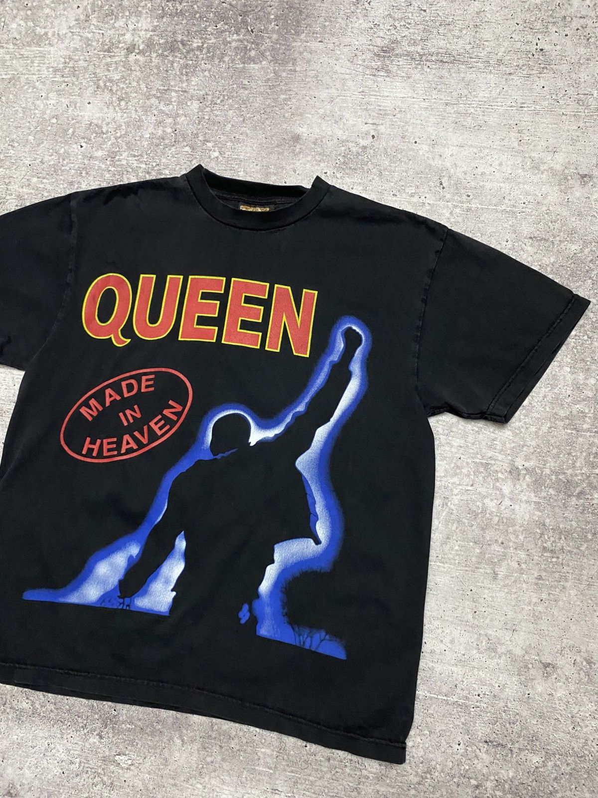 Vintage 🔥Queen vintage tour t shirt Size US L / EU 52-54 / 3 - 4 Thumbnail