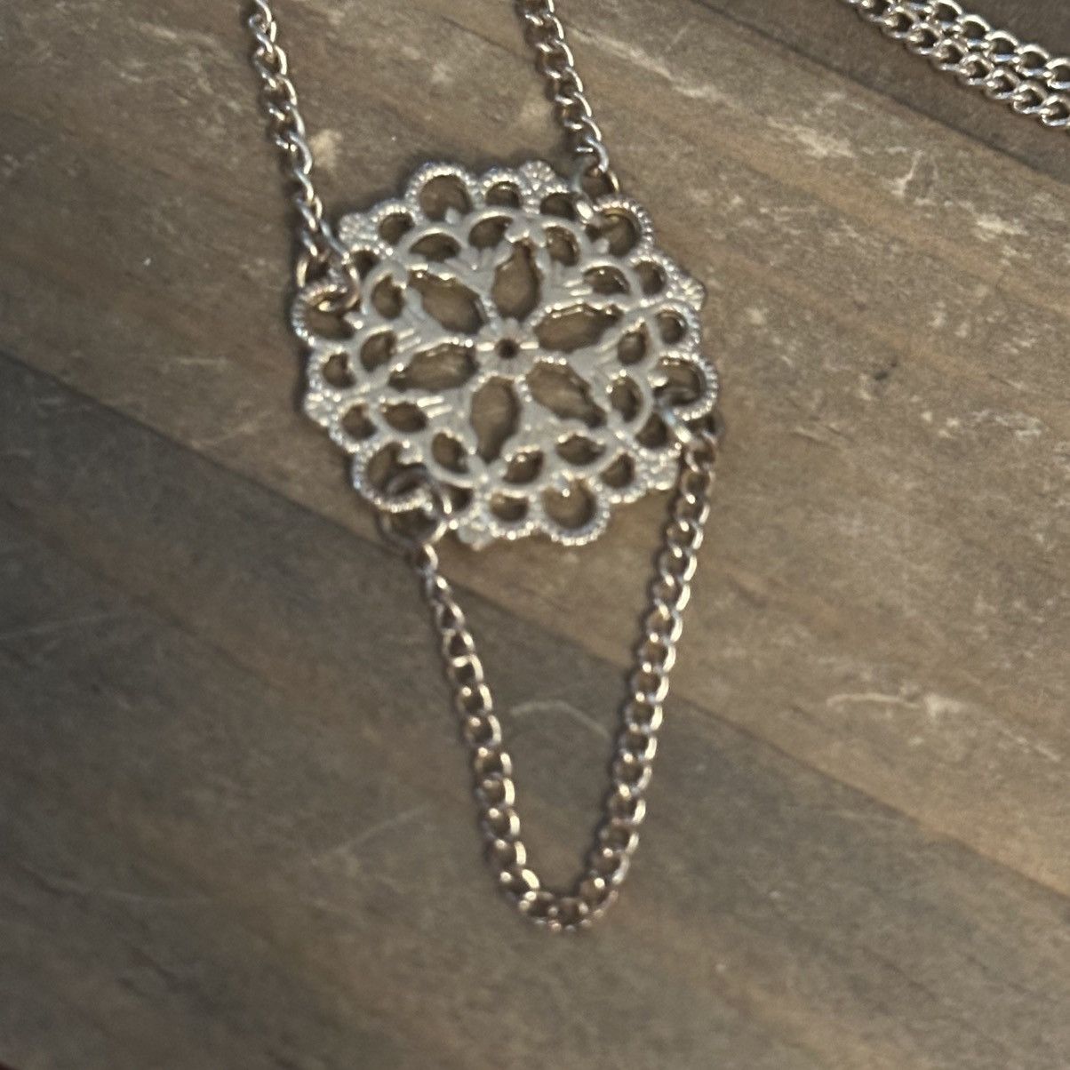 Other Gold tone filigree flower necklace Size ONE SIZE - 3 Thumbnail