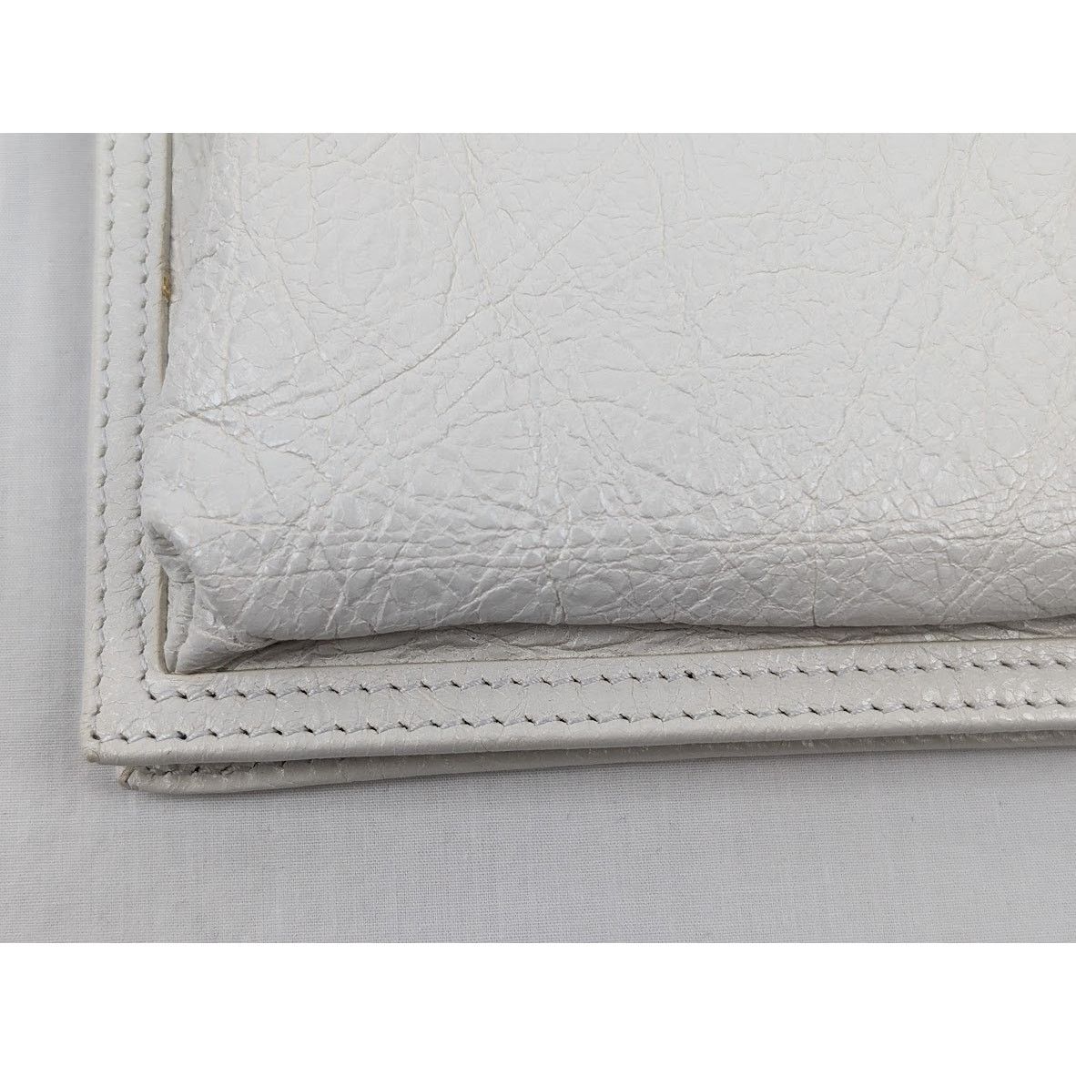 Balenciaga o1rshd1 Size: OS / Arena Lamb Dr Explorer Pouch Strap White Size ONE SIZE - 6 Thumbnail