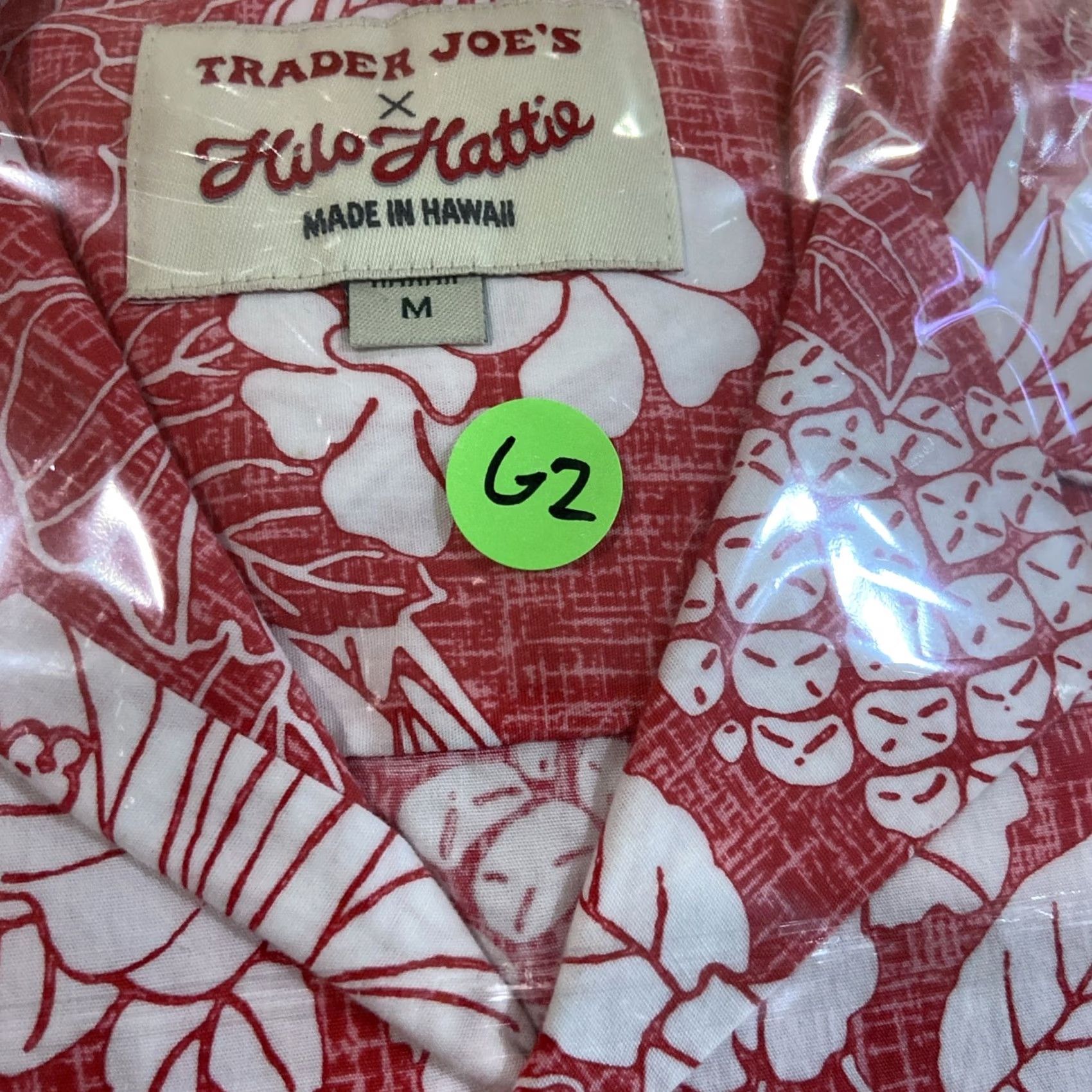 Hilo Hattie Hilo Hattie x Trader Joes Collab Hawaiian Camp Shirt M Red Pineapple Pattern Men's Short Sleeve Button-Up Shirt Size US M / EU 48-50 / 2 - 6 Thumbnail