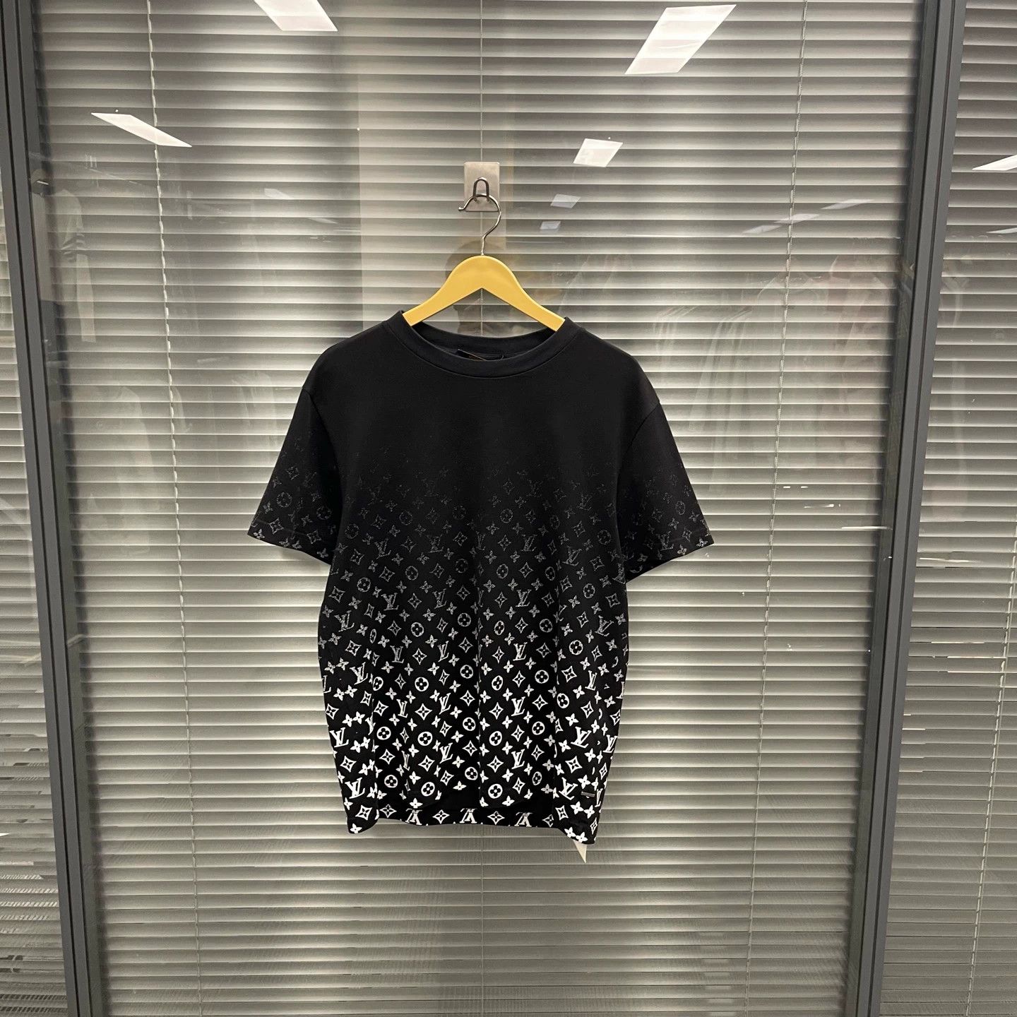 Louis Vuitton LV black all over gradient logo t-shirt M Size US M / EU 48-50 / 2 - 1 Thumbnail