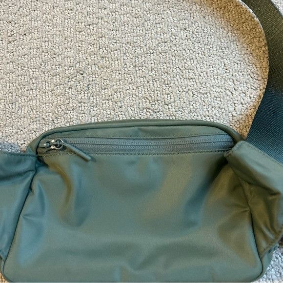 Lululemon New Lululemon Wear everywhere Belt Bag Green Size ONE SIZE - 14 Thumbnail