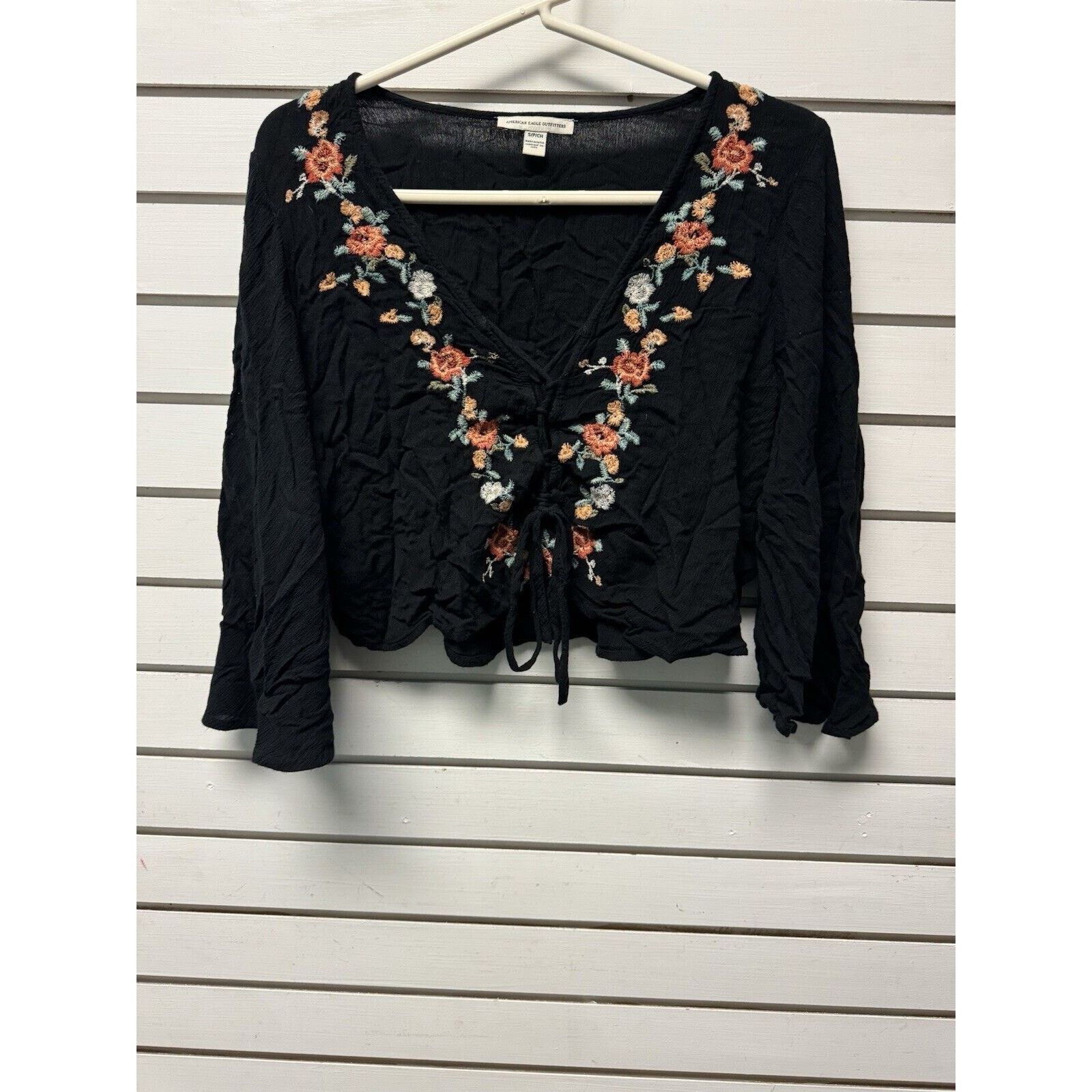American Eagle Outfitters American Eagle Top Womens S Bell Sleeve Floral Embroidered Size S / US 4 / IT 40 - 1 Thumbnail