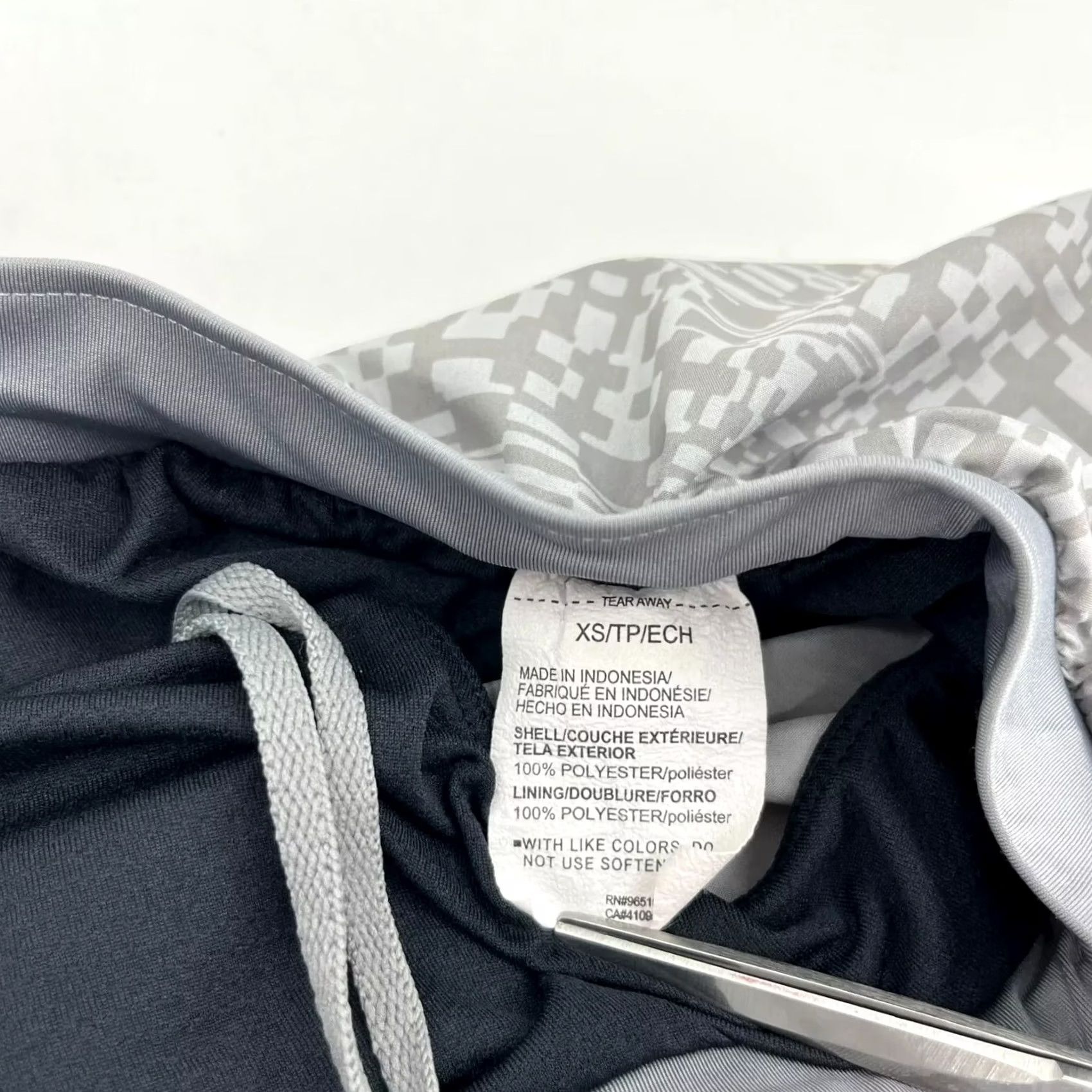 Under Armour Under Armour Active Shorts Women's XS Gray Logo Lined Drawstring Athletic Shorts Size 26" / US 2 / IT 38 - 7 Thumbnail