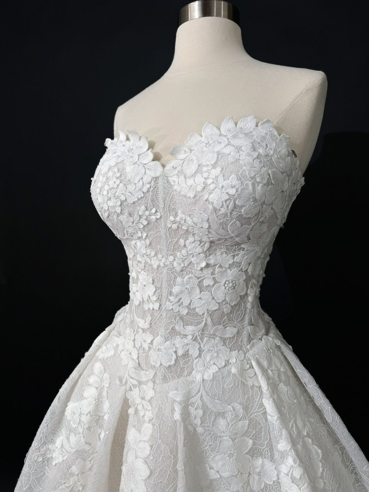 Other Preloved US 6 Anna Augusta Embroidered appliqués Bridal Gown Size M / US 6-8 / IT 42-44 - 4 Thumbnail