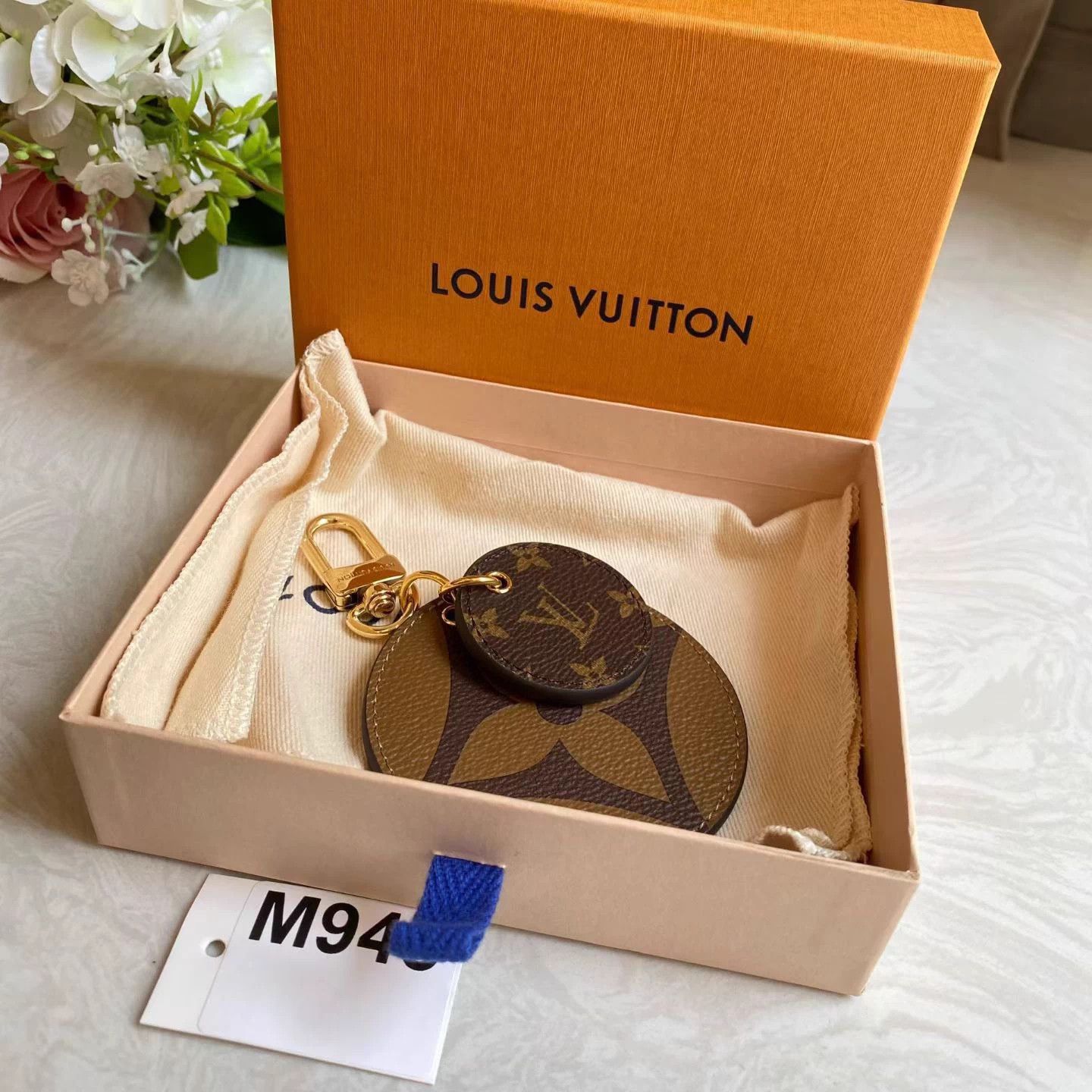 Louis Vuitton LV Monogram 2-Sided Keychain/Bag Charm 22 Like New M943 Size ONE SIZE - 1 Thumbnail