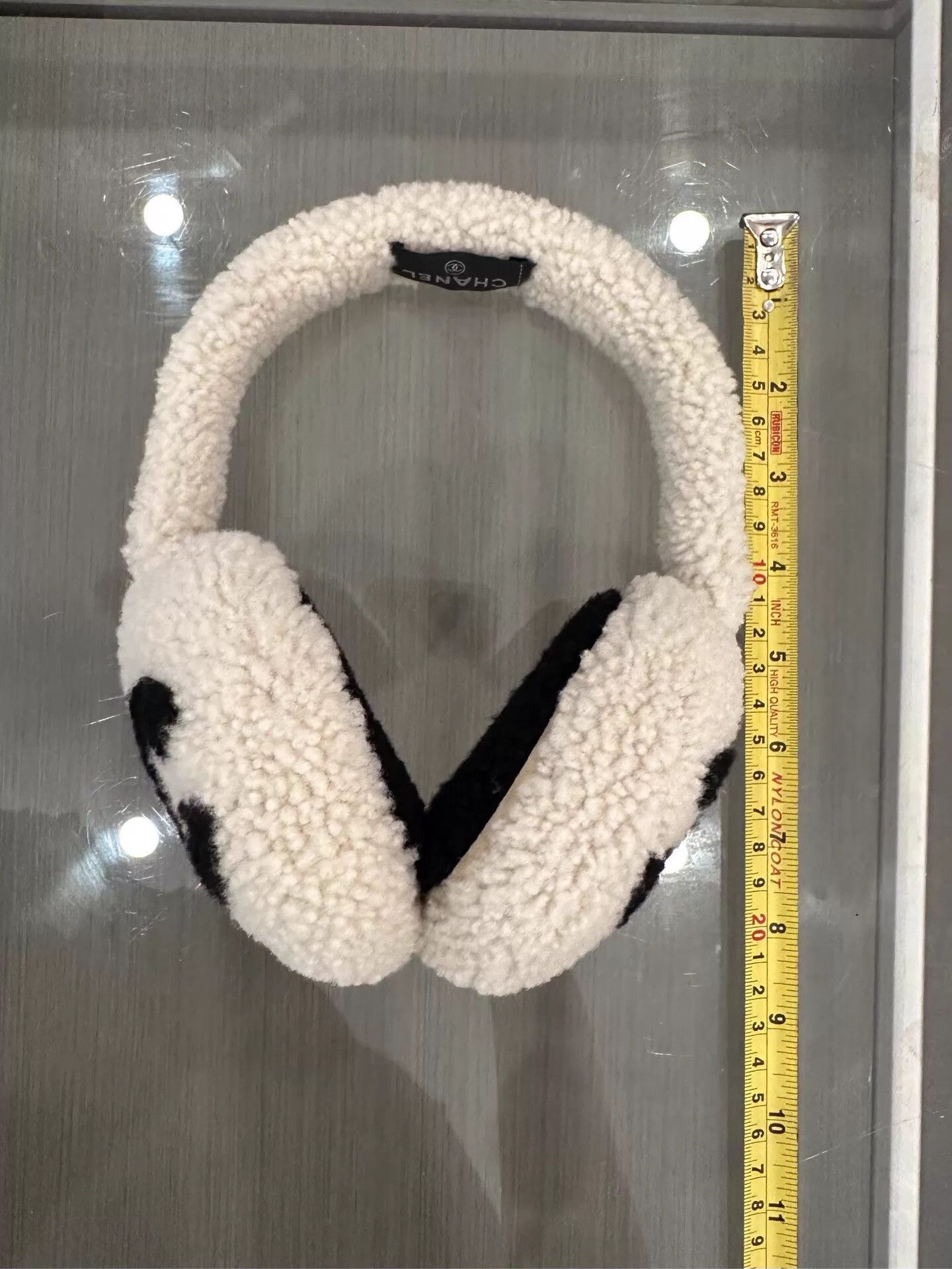 Chanel Chanel White Shearling Earmuffs w/ Black CC Logo 22cm Size ONE SIZE - 9 Thumbnail